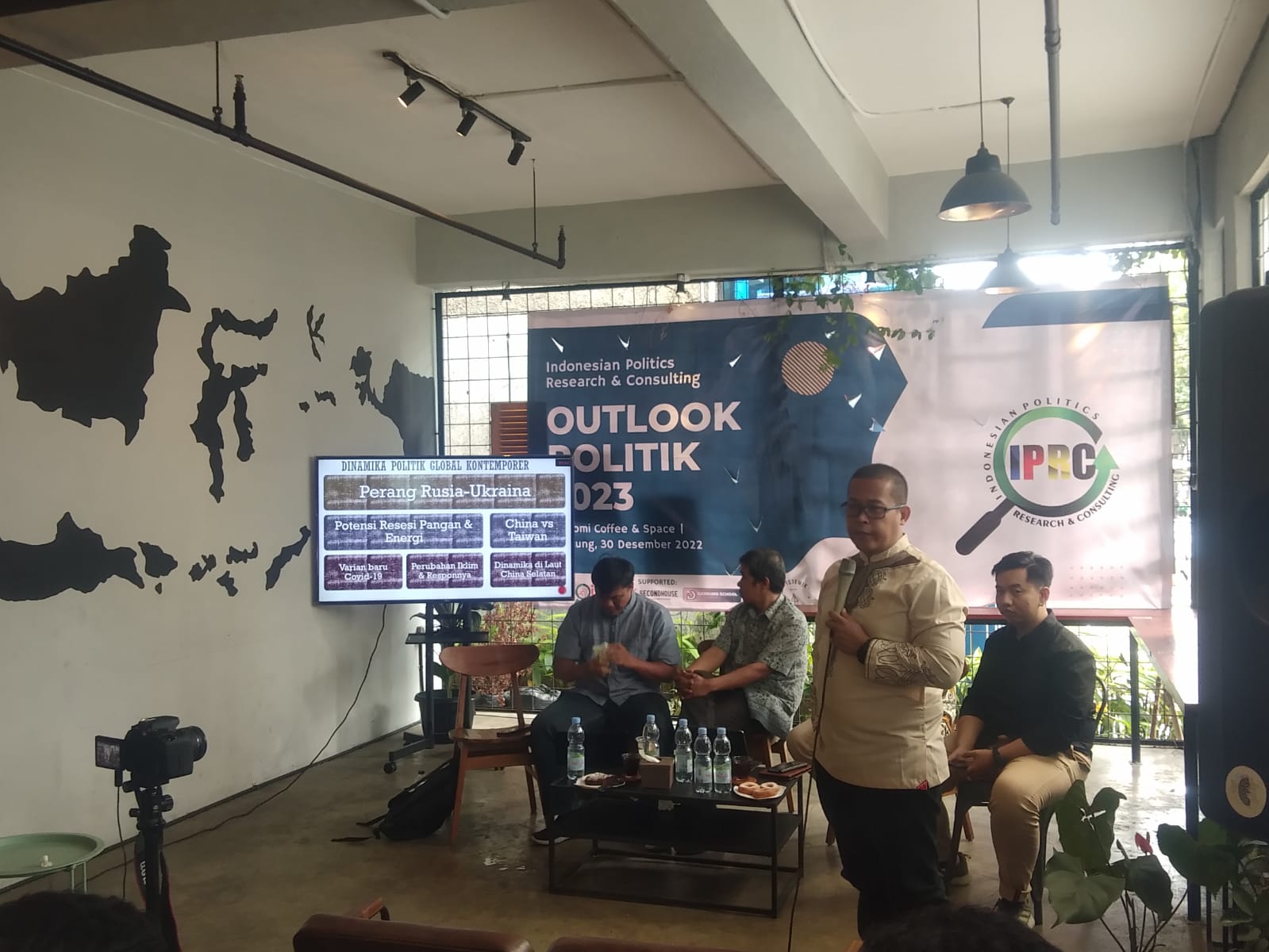  Guru Besar Politik dan Keamanan Universitas Padjajaran Bandung, Muradi, meminta TNI bertindak tegas di Papua