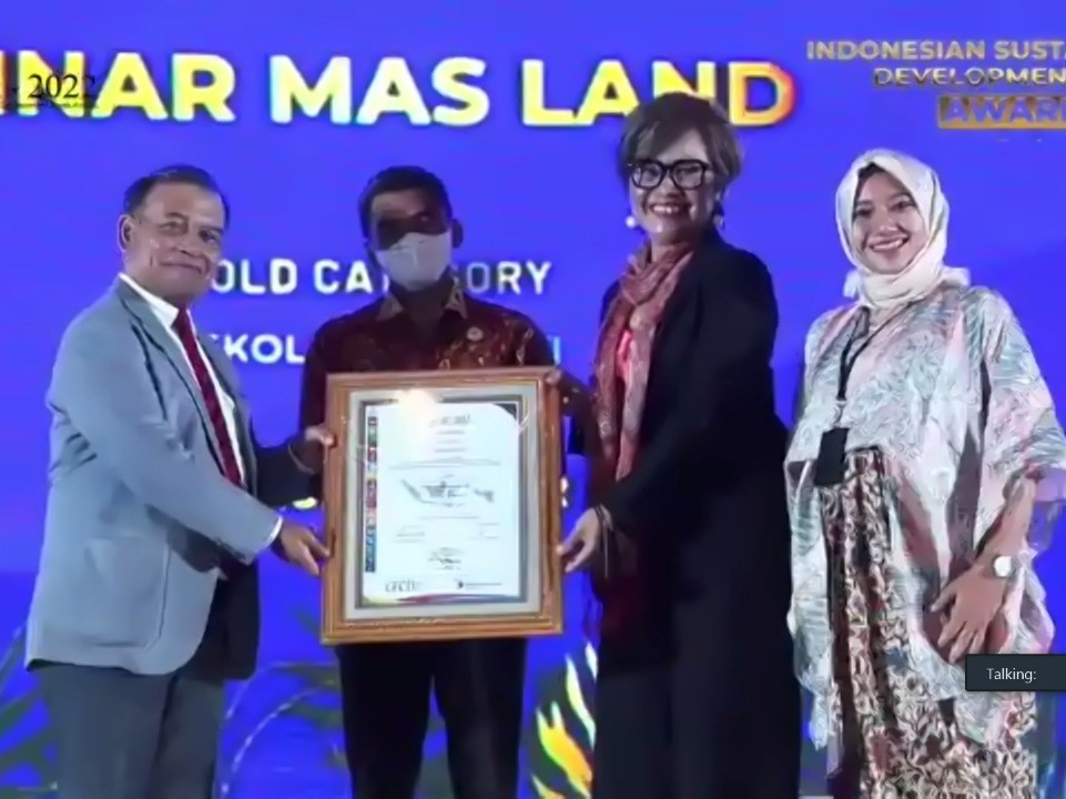 Head of Corporate Social Responsibility & Green Initiative Sinar Mas Land Maria Chatarina (ketiga dari kiri) menerima ISDA 2022.