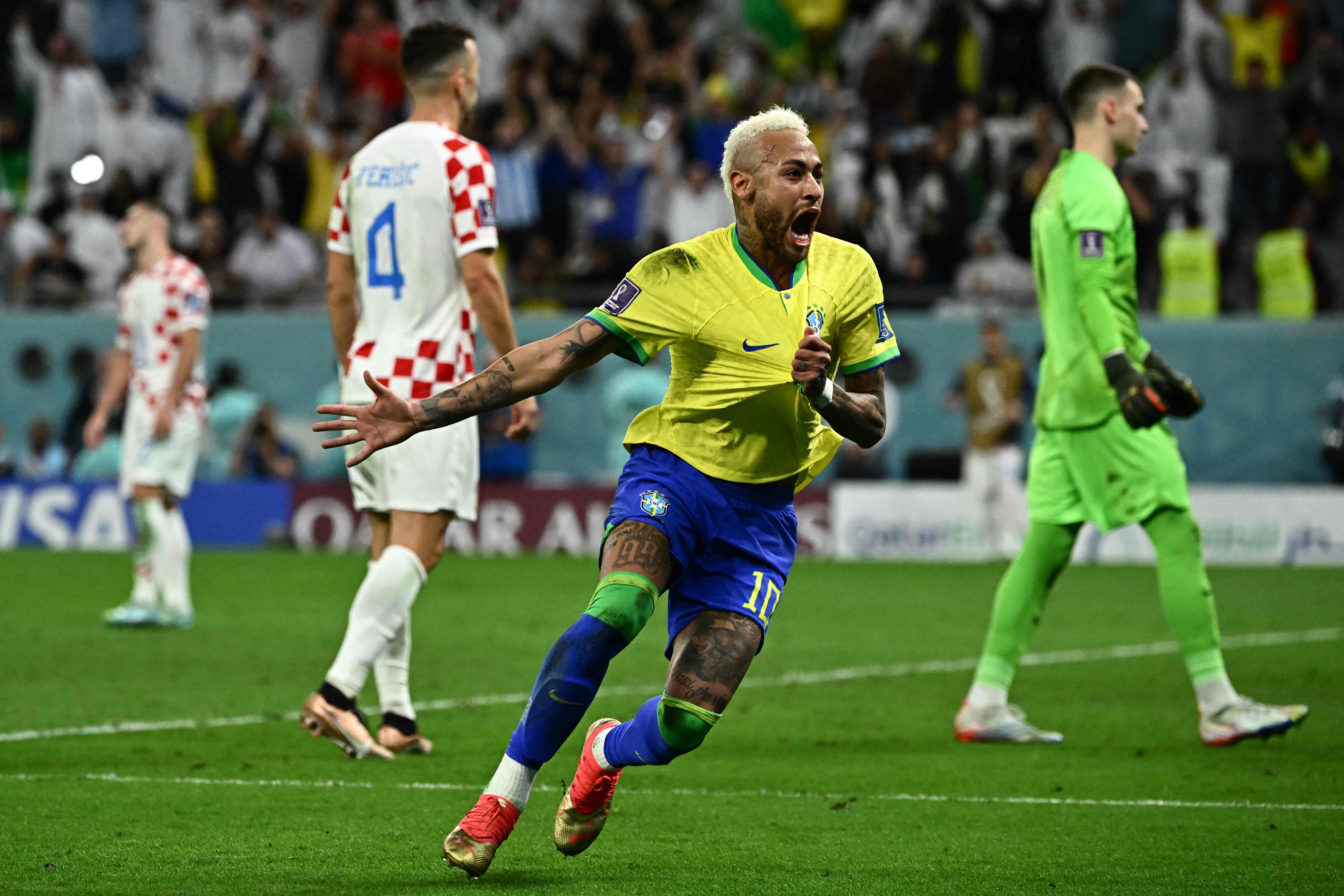 Penyerang Brasil Neymar melakukan selebrasi usai mencetak gol ke gawang Kroasia di laga perempat final Piala Dunia 2022.