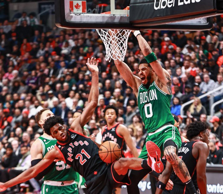 Jayson Tatum melakukan slam dunk saat melawan Toronto Raptors