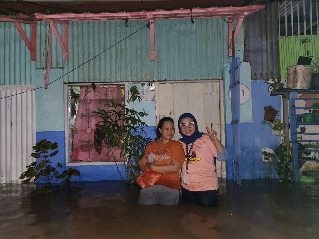 Relawan Mak Ganjar Sulawesi Selatan (Sulsel) memberikan bantuan kepada masyarakat yang terdampak banjir di Provinsi Sulawesi Selatan. 