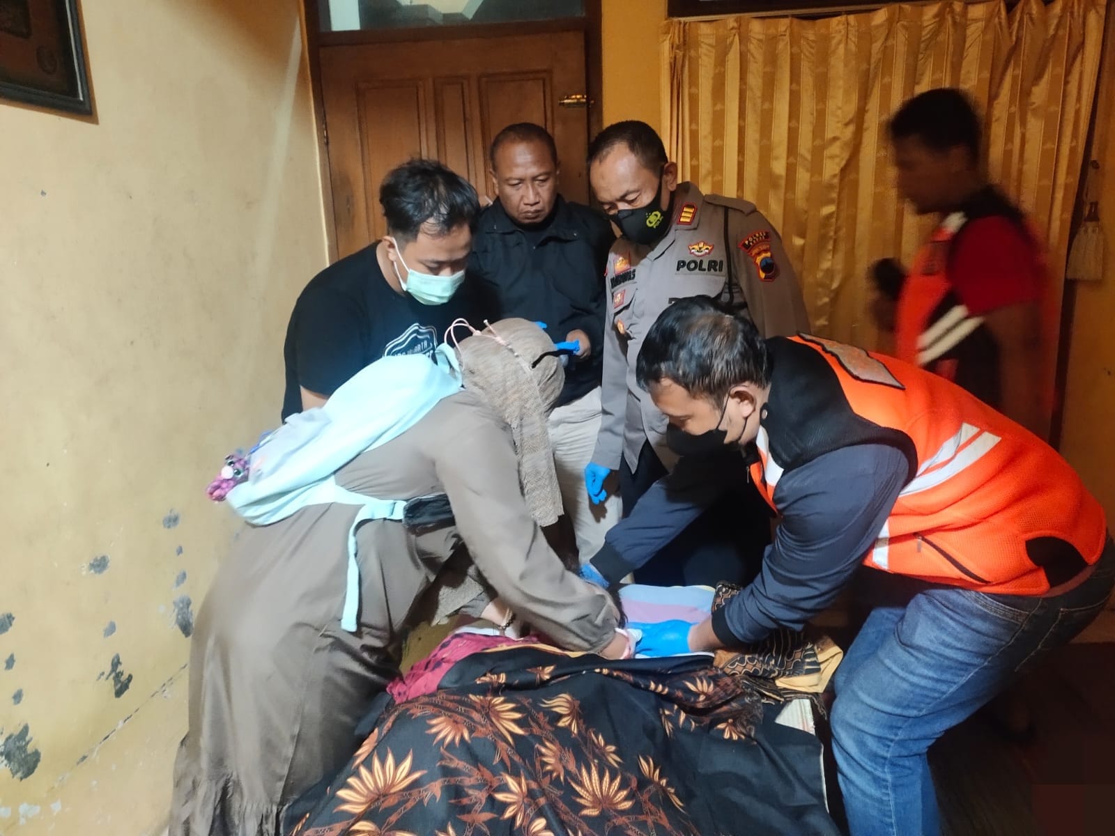 Polres Kudus bersama Puskesmas Jekulo melakukan pemeriksaan terhadap temuan jenazah wanita di Desa Jekulo, Kudus, Minggu (25/12).