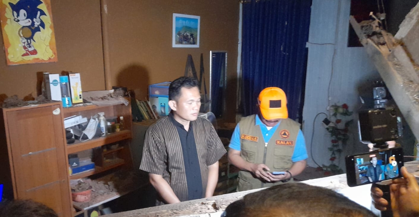 Penjabat Wali Kota dan Kalak BPBD Kota Tasikmalaya, mengunjungi saturumah terdampak gempa magnitudo 6,4 terjadi di wilayah Kabupaten Garut.