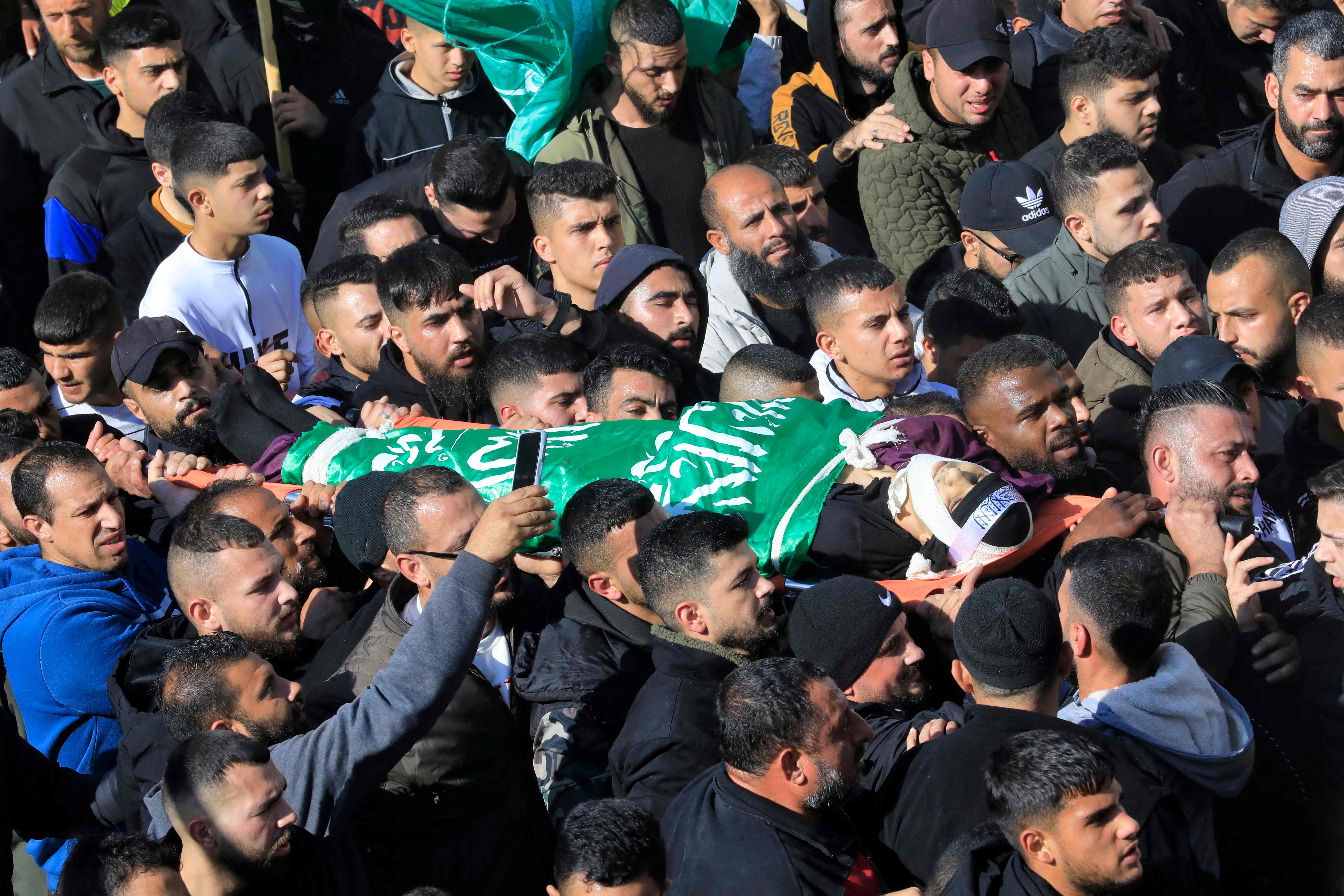 Penduduk Palestina berduka atas kematian pemuda Ahmed Atef Daraghmeh, 23, yang ditembak pasukan Israel di Kota Nablus, Kamis (22/12).