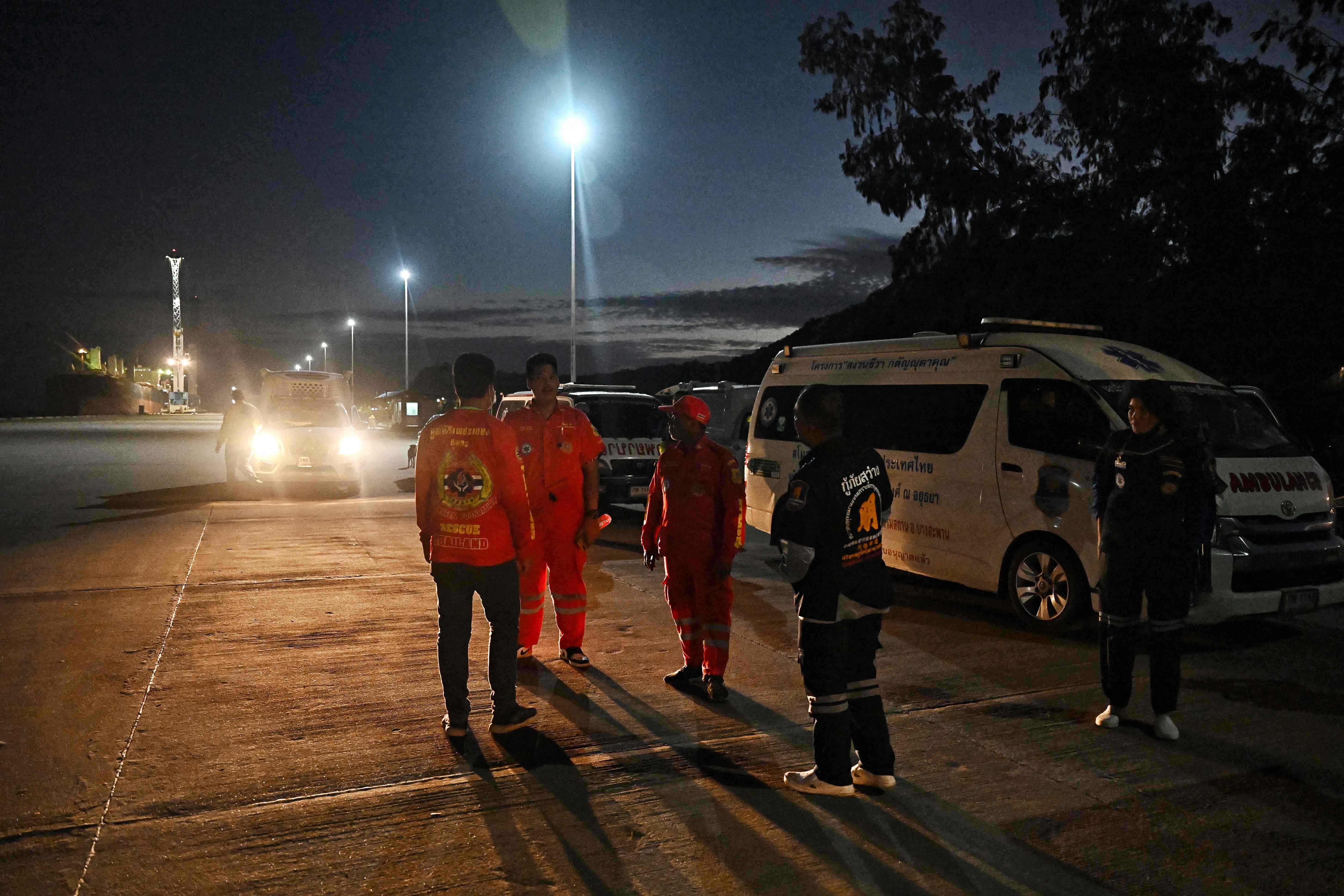 Paramedis menunggu di dermaga saat operasi pencarian terhadap 31 pelaut Thailand setelah kapal mereka tenggelam.