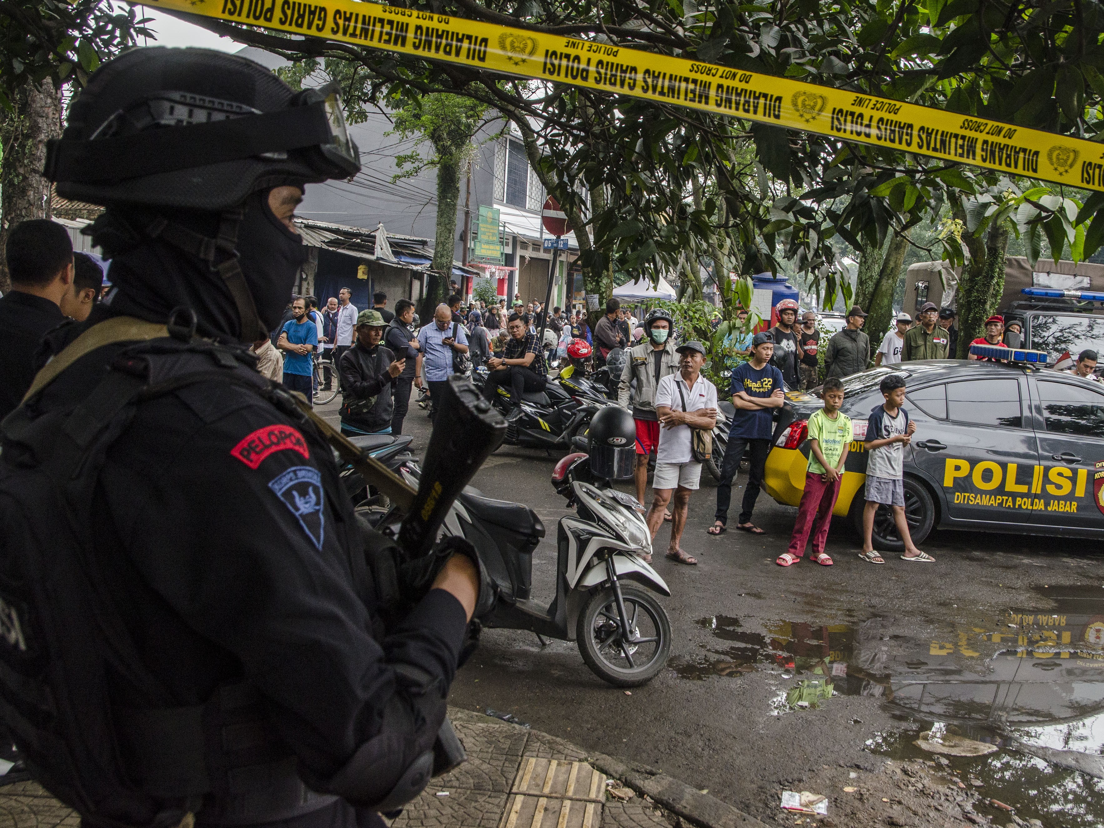 Warga berkerumun melihat lokasi peristiwa bom bunuh diri di Polsek Astanaanyar, Bandung, Jawa Barat, Rabu (7/12/2022).