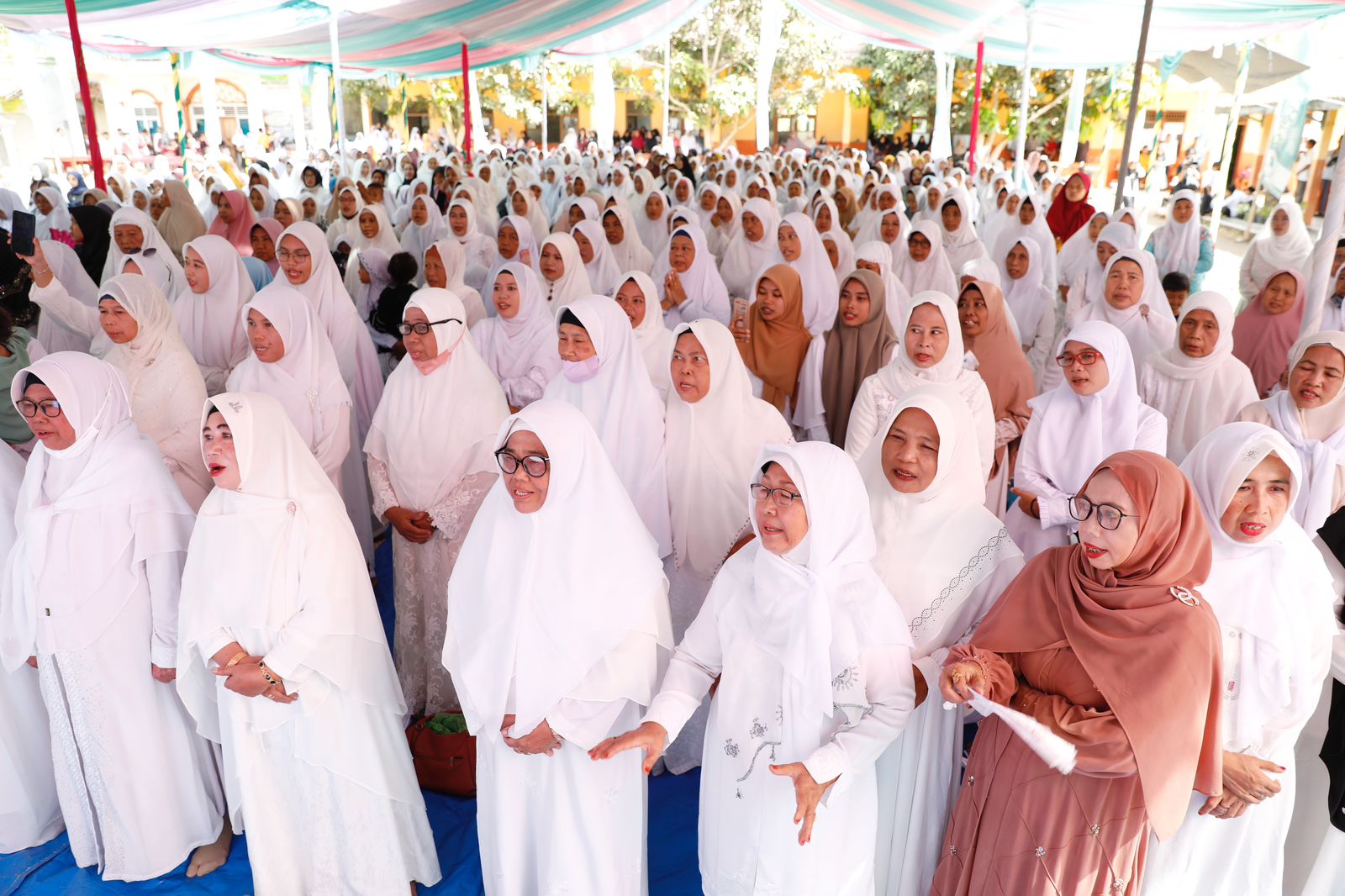 Ribuan santri yang tergabung dalam Santri Dukung Ganjar Banten, ikut menyuarakan 'Ganjar Presiden 2024' secara masif.