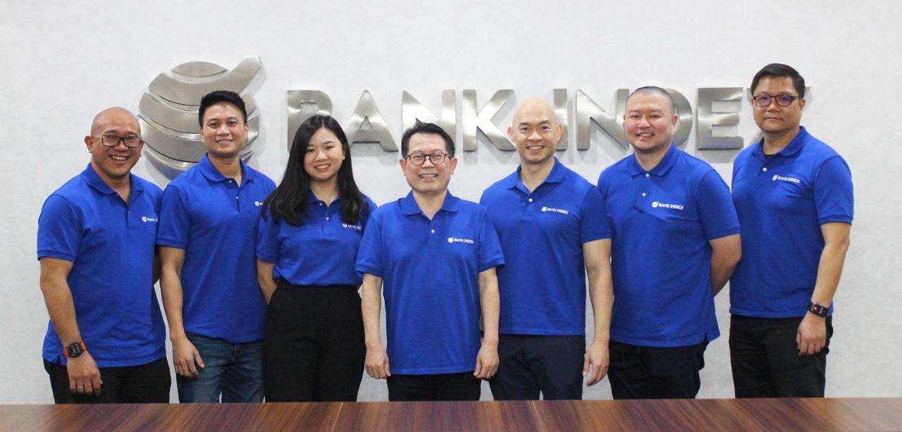 CEO Bank Index, Gimin Sumalim (Tengah) bersama para Share Holder Bank Index usai Rapat Umum Pemegang Saham (RUPS).
