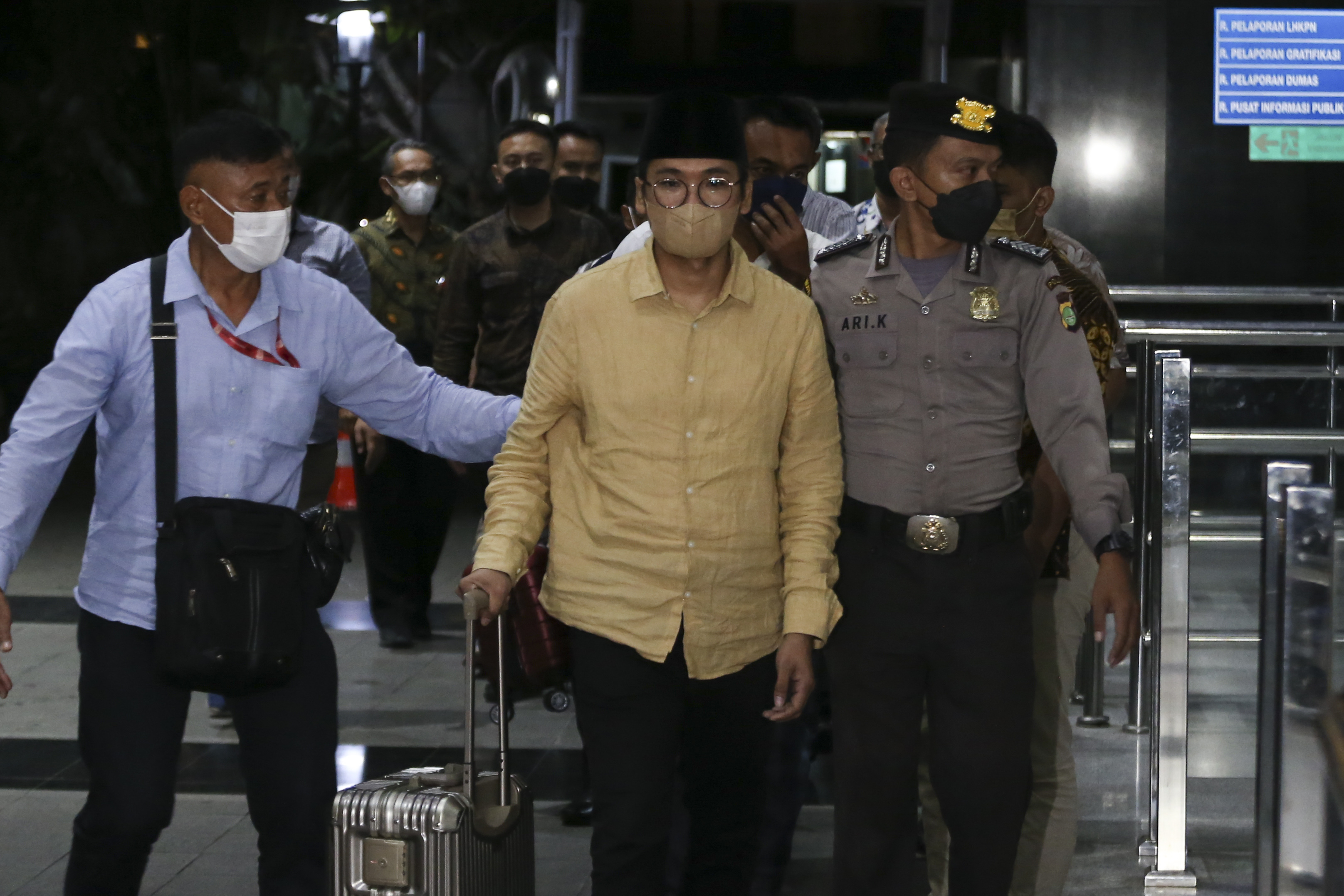 Bupati Bangkalan Abdul Latif Amin Imron (tengah) berjalan memasuki Gedung KPK Jakarta usai ditangkap di Jawa Timur, Rabu (7/12) malam.