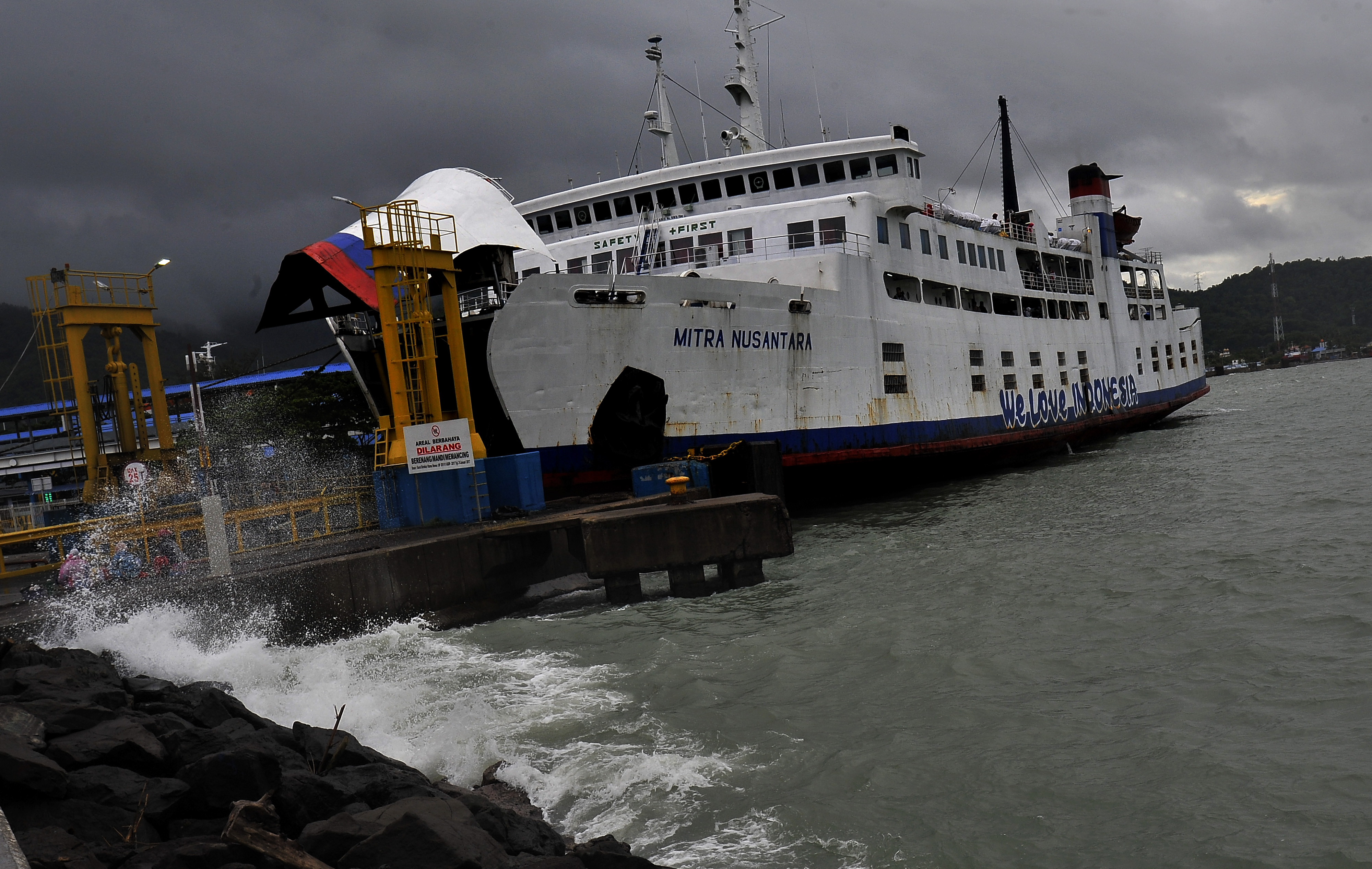 Kapal fery KMP Mitra Nusantara yang baru datang dari Lampung sandar di Dermaga II Pelabuhan Merak, Banten.