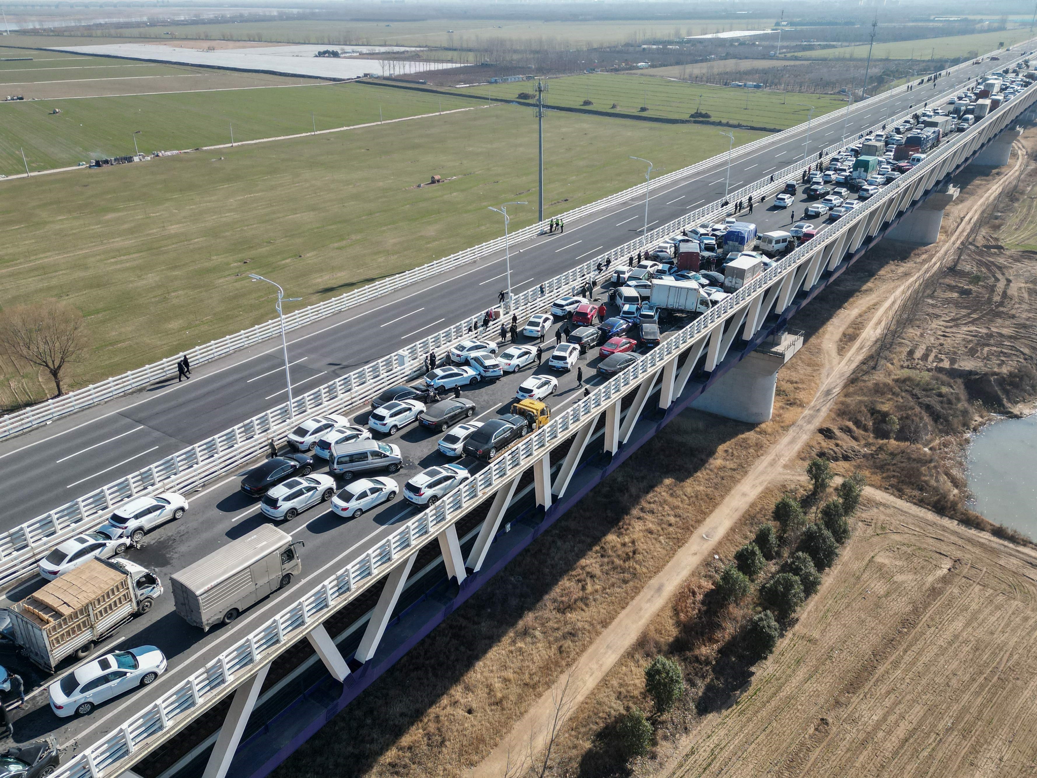 Foto udara yang diambil pada 28 Desember 2022 ini menunjukkan tabrakan beberapa kendaraan di Jembatan Sungai Kuning Zhengxin di Zhengzhou.
