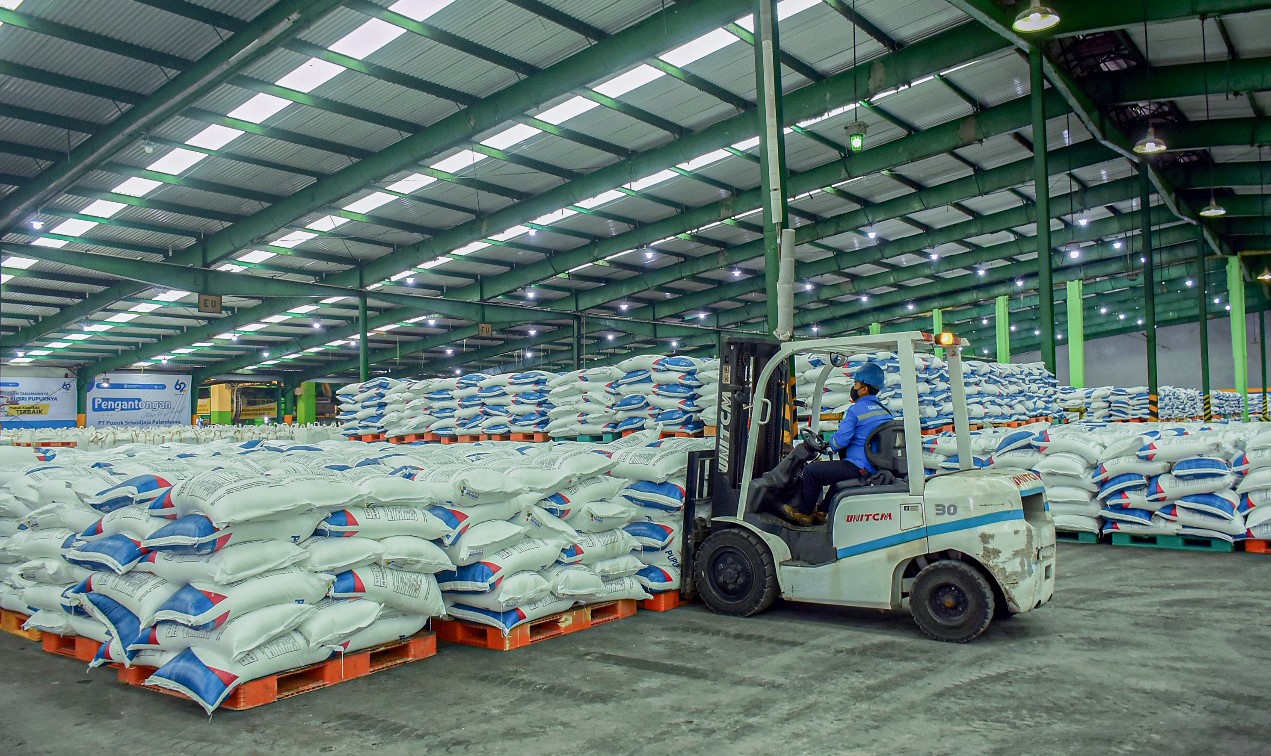 Stok pupuk urea bersubsidi yang ada di gudang PT Pusri Palembang, Senin (12/12/2022)