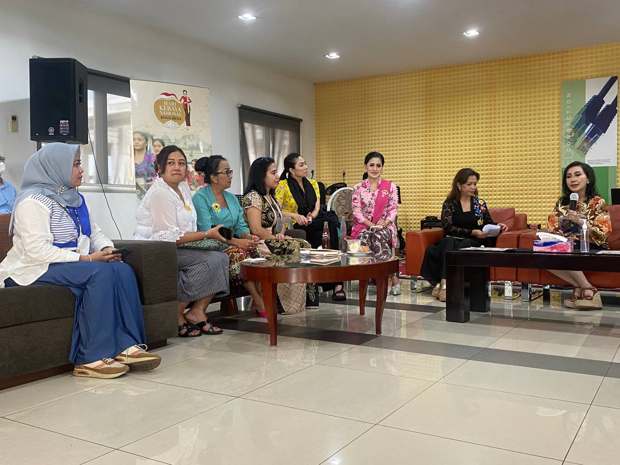 Diskusi mengenai kebaya di Kantor DNet ISP, Jakarta, pada Selasa (29/11). 