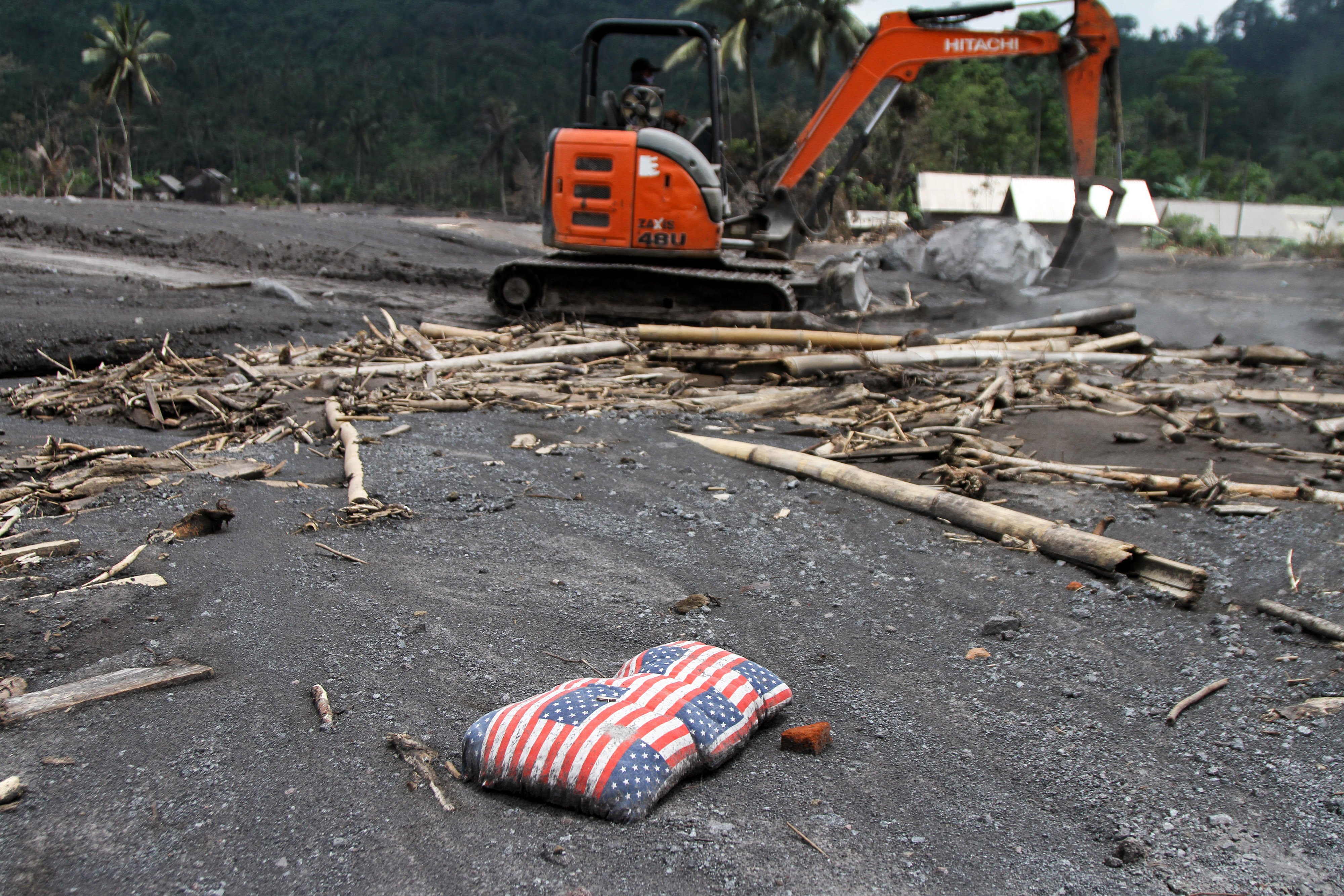 Material vulkanik Awan Panas Guguran Gunung Semeru di Dusun Kajar Kuning, Desa Sumberwuluh, Lumajang, Jawa Timur, Rabu (7/12).