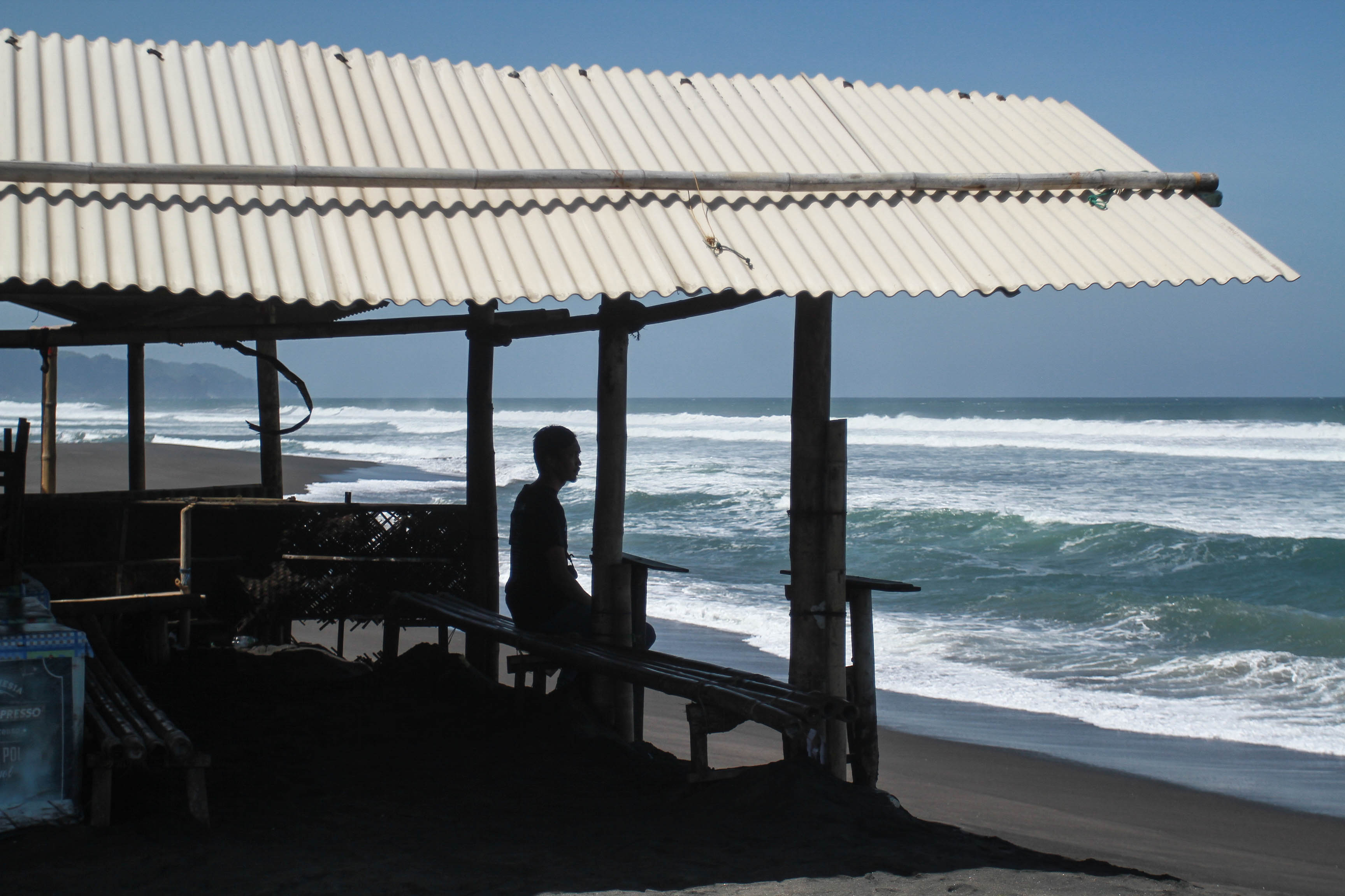 Seorang pengunjung melihat gelombang tinggi di Pantai Depok, Bantul, DI Yogyakarta, beberapa waktu lalu.