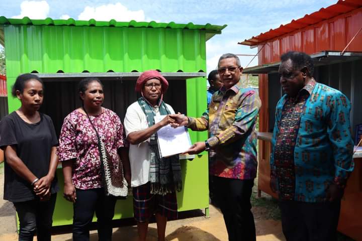 PJ Wali Kota Sorong menyerahkan bantuan box container UKM untuk berdagang kepada Orang Asli Papua sebanyak 86 unit, Jumat (16/12/2022)