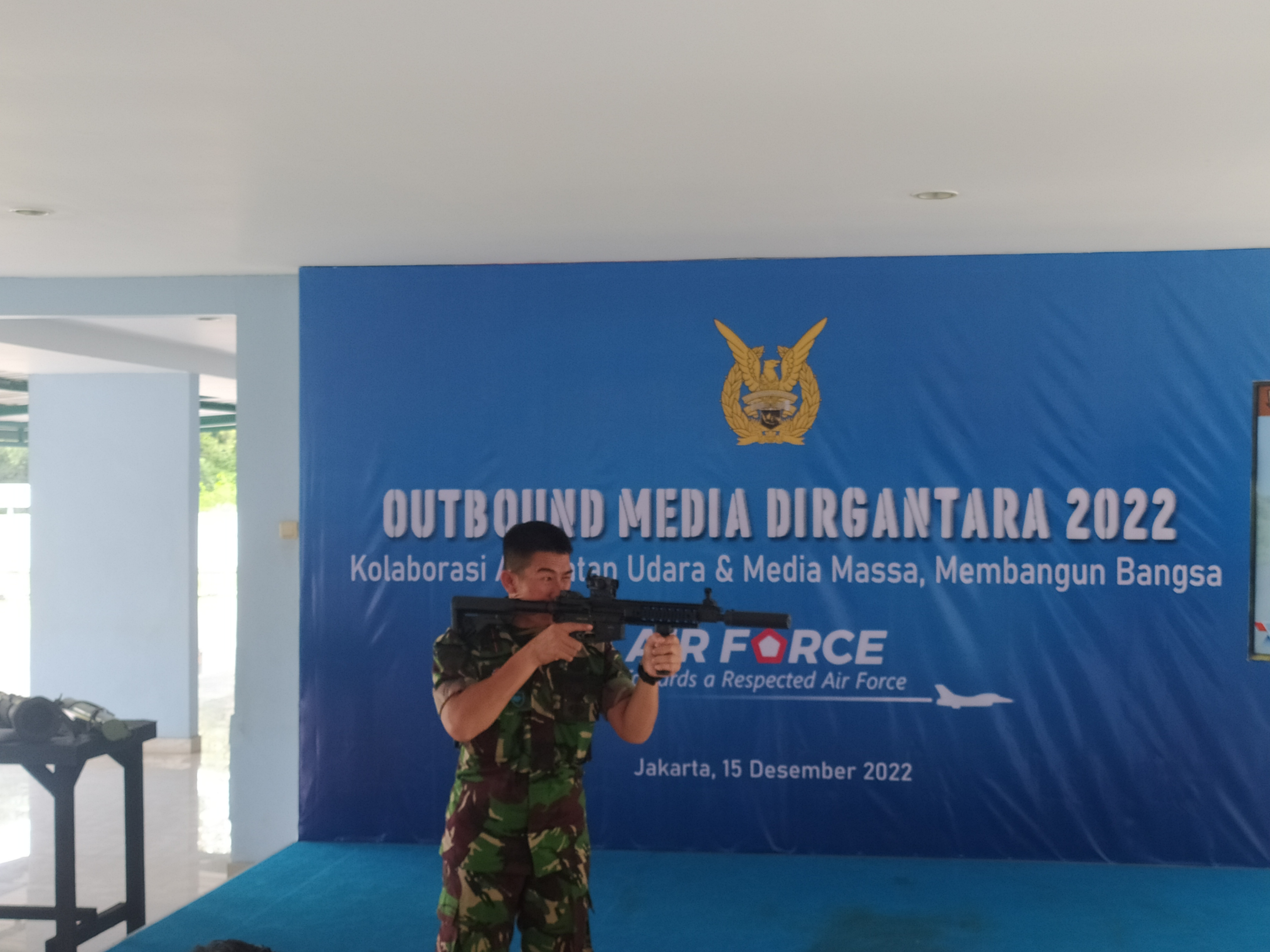 Personel TNI AU memeragakan penggunaan senjata kepada para jurnalis peserta  Outbond Media Dirgantara, Rabu (14/12).