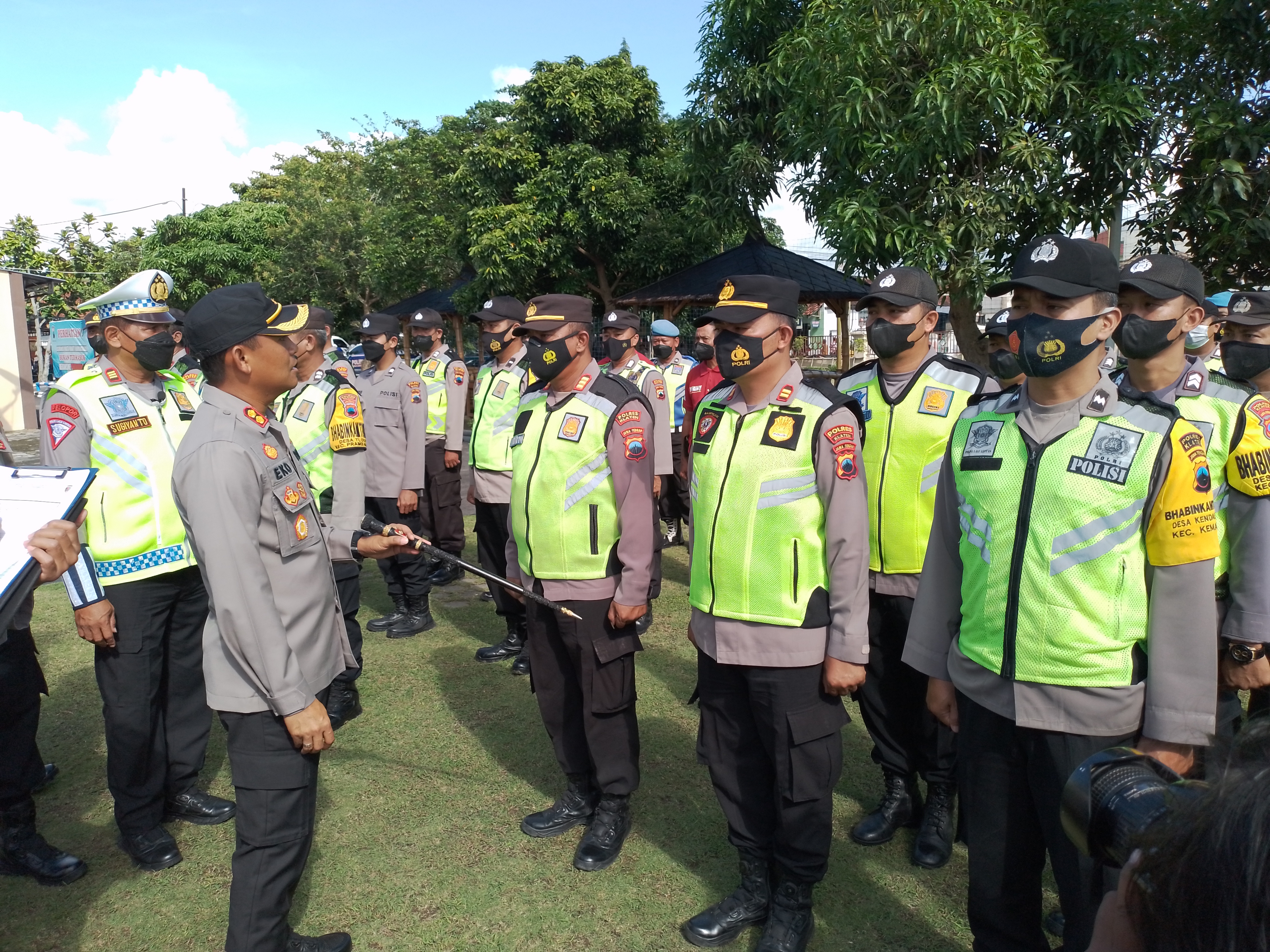 Kapolres Klaten AKB Eko Prasetyo melakukan pemeriksaan pasukan pengamanan jalur VVIP pada pernikahan putra Presiden Joko Widodo 