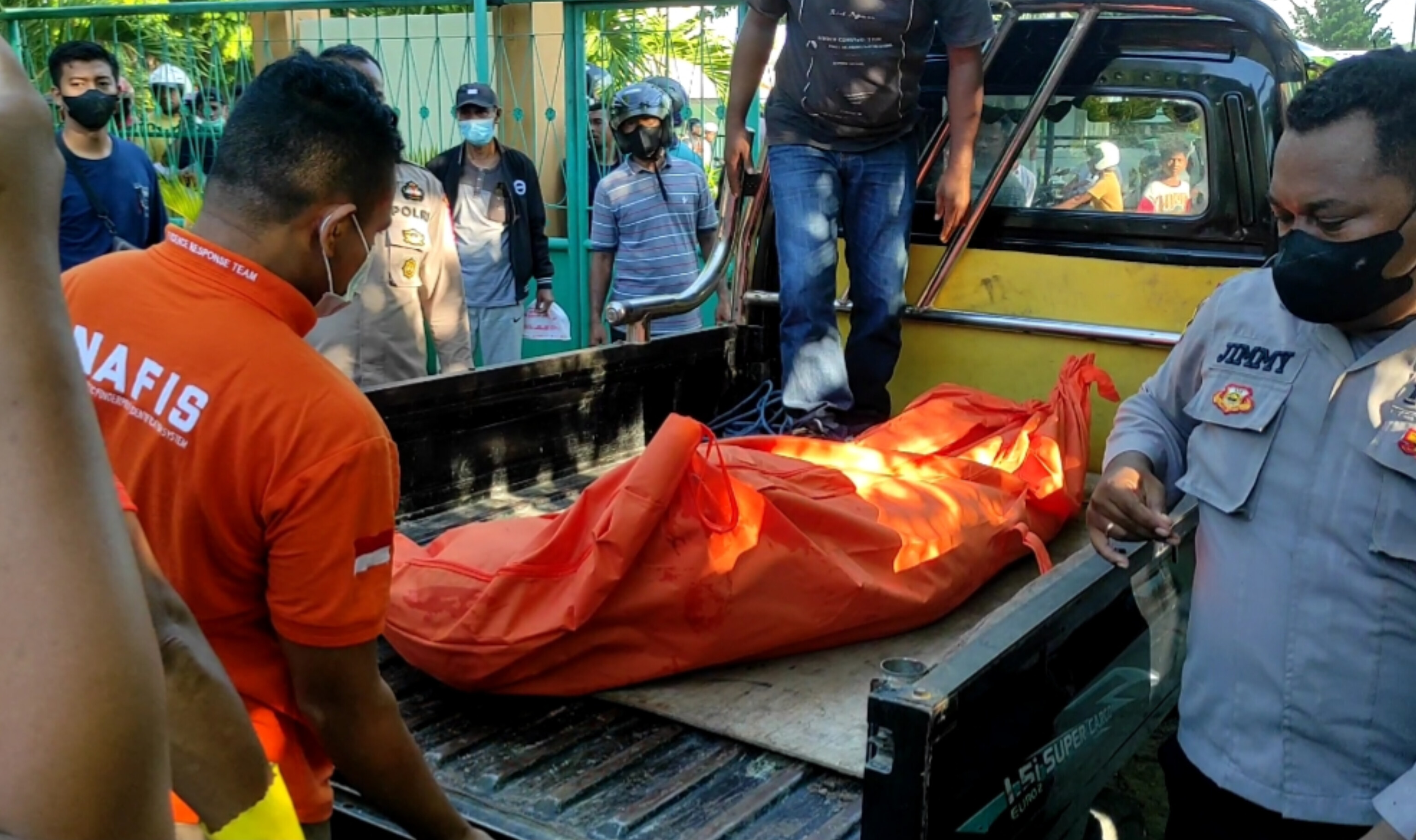 Jenazah satpam di Pos security kompleks Biara Susteran Sang Timur, dievakuasi ke rumah sakit untuk diotopsi, Senin (12/12/2022)