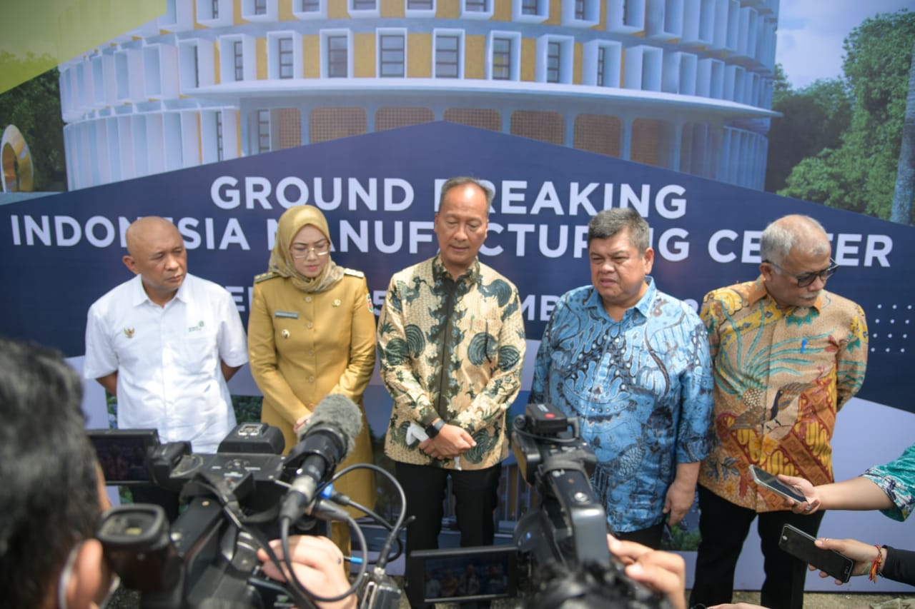 Groundbreaking Pembangunan Gedung Utama Indonesia Manufacturing Centre (IMC), oleh Menperin Agus Gumilang Kartasasmita, didamping Bupati Ann