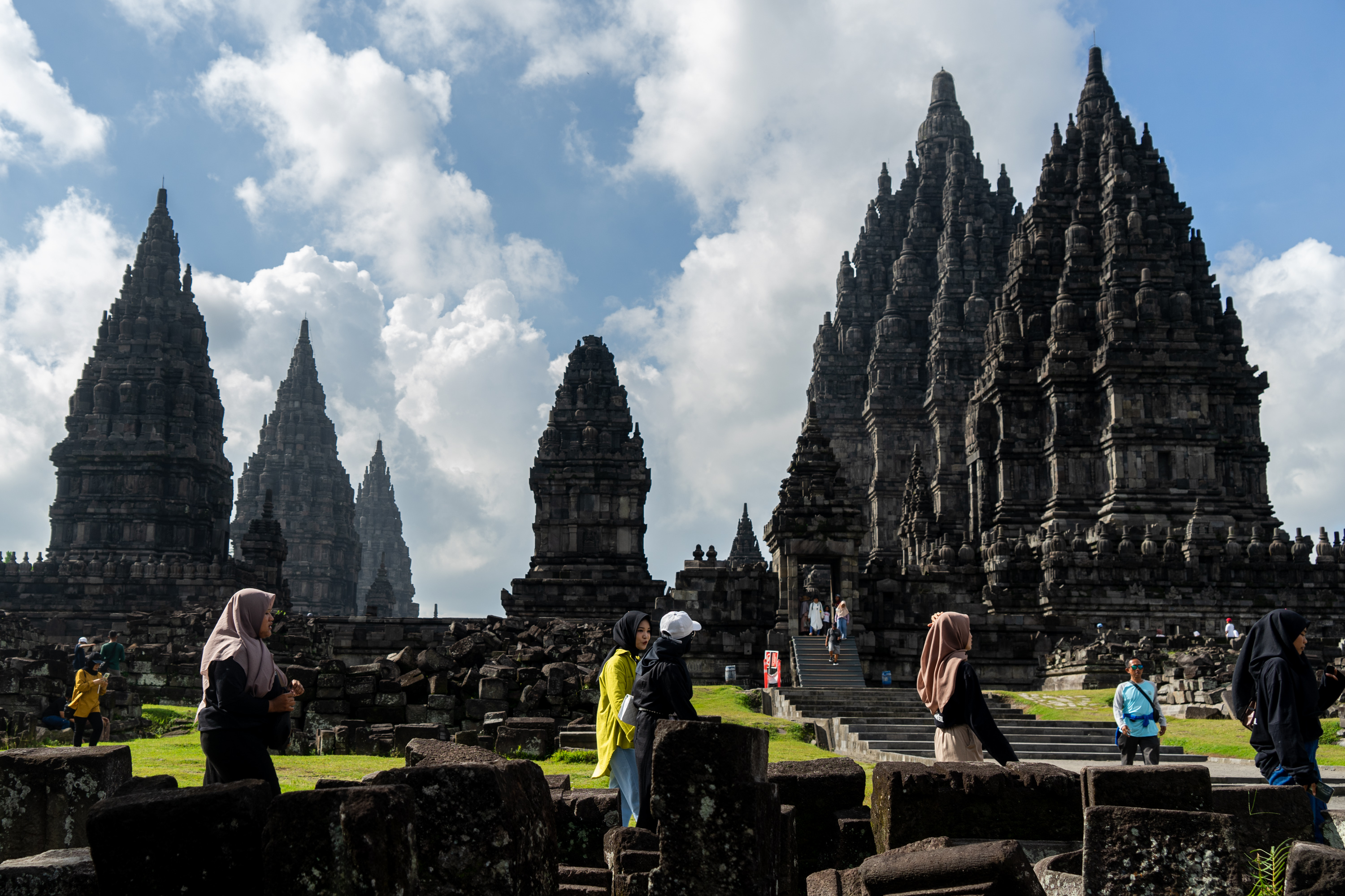 Pegunjung berwisata di Candi Prambanan, Sleman, DI Yogyakarta.