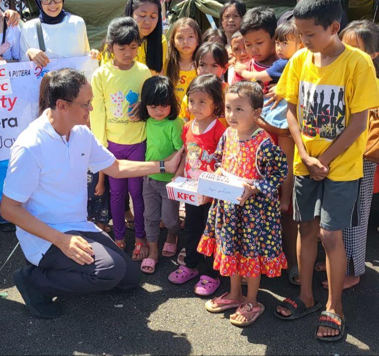 Direktur PT Jasaraharja Putera, Abdul Haris di salah satu panri asuhan dari 11 panti asuhan di Cianjur yang mendapat bantuan dari Jasaraharj