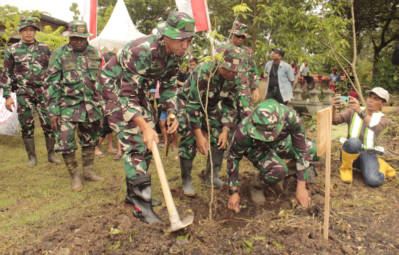 Komandan Korem 074/Warastratama, Kolonel (Inf) Anan Nurakhman, melakukan penanaman pohon di Klaten, Jawa Tengah