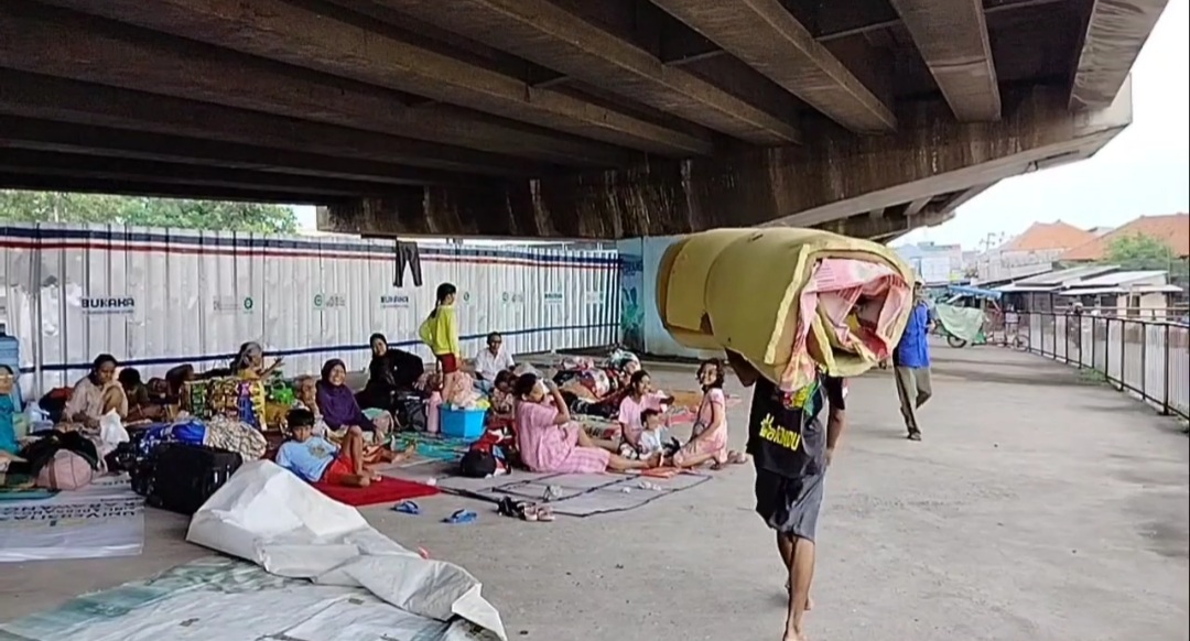 Warga mengungsi di bawah flyover Pamanukan karena Sungai Cipunagara meluap.