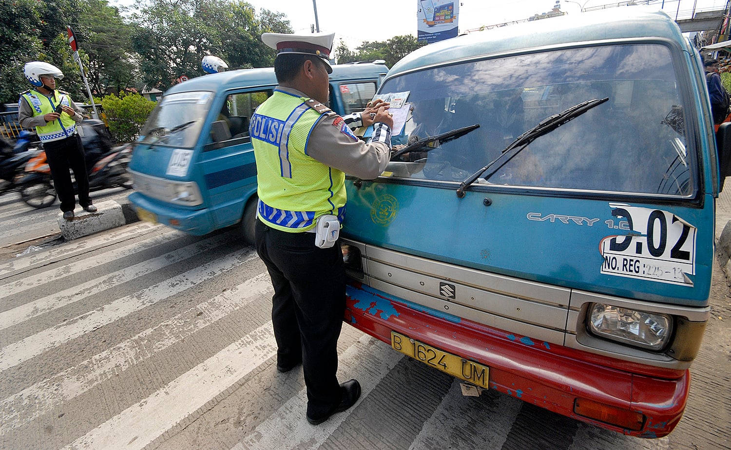  Sejumlah polisi melakukan razia kendaraan angkot di Jalan Raya Margonda, Depok, Jawa Barat beberapa waktu lalu.