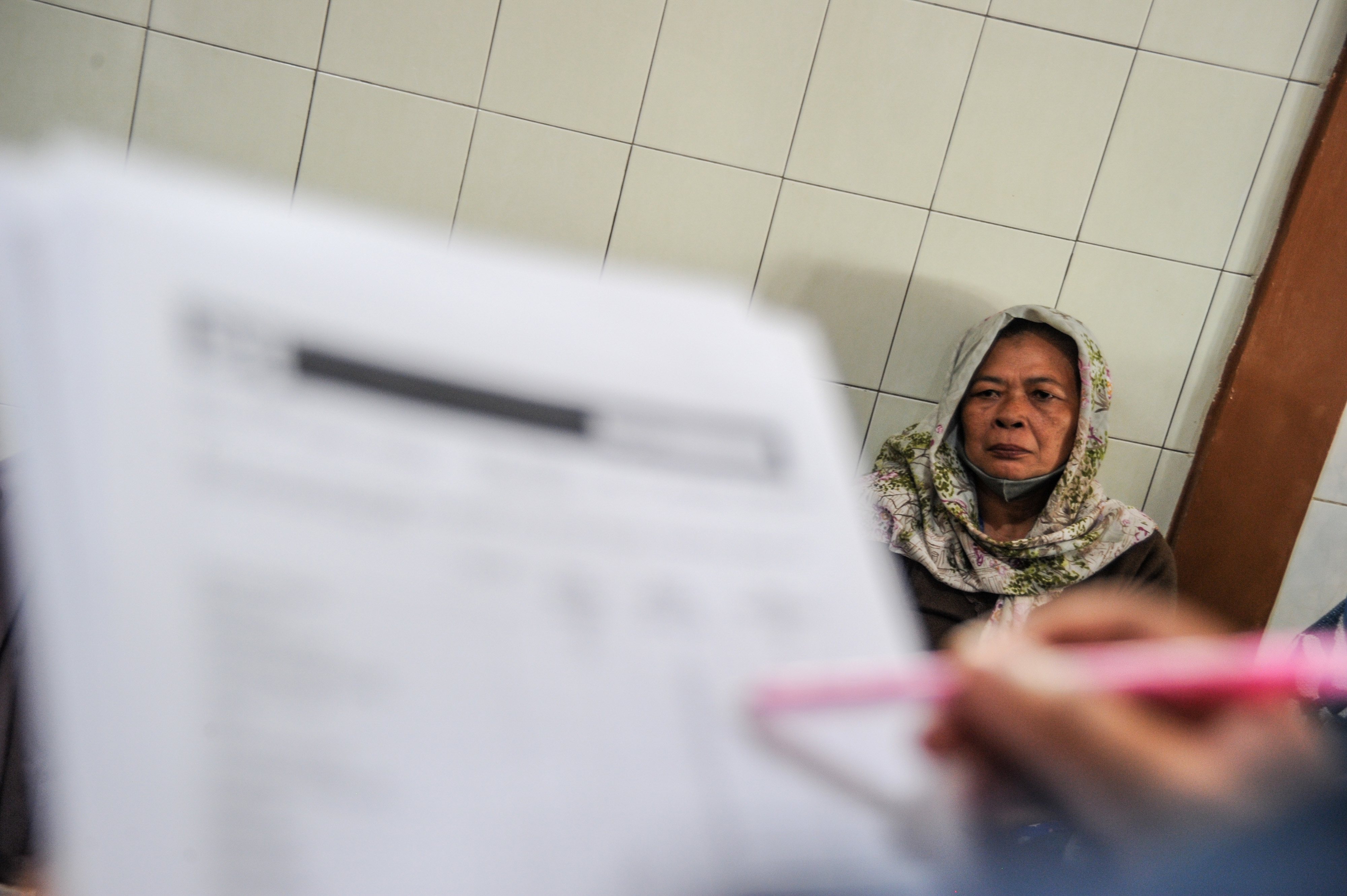  Warga mengikuti trauma healing yang diberikan tim psikologi Biddokkes Polda Jabar di Astanaanyar, Bandung, Jawa Barat, Kamis (8/12/2022)