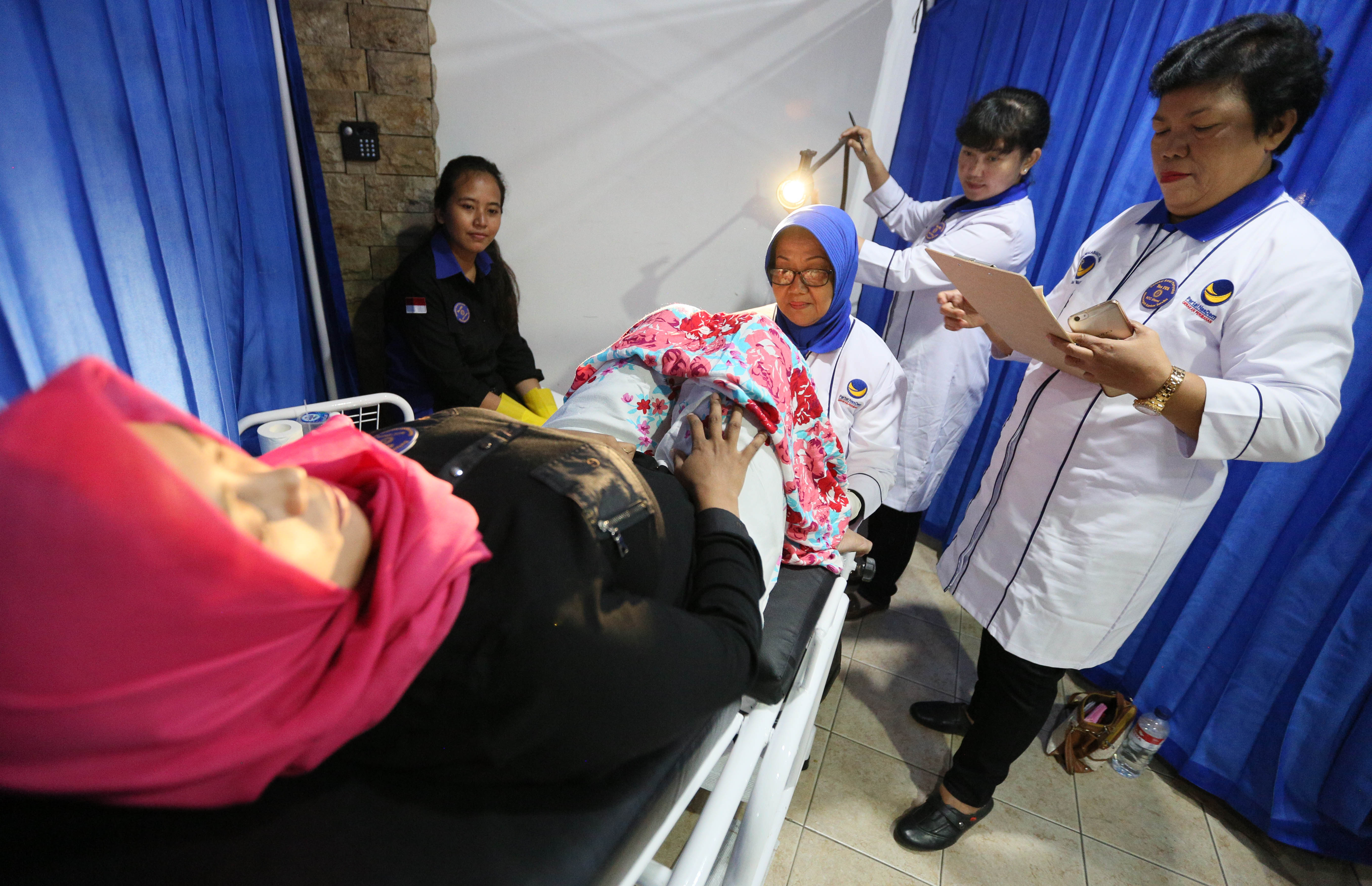 Warga mengikuti IVA test gratis kanker serviks di DPP Partai NasDem, Jakarta.