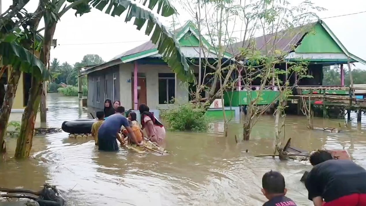 Ratusan Warga Terisolasi akibat Banjir, Barang Bekas Jadi Alat Transportasi