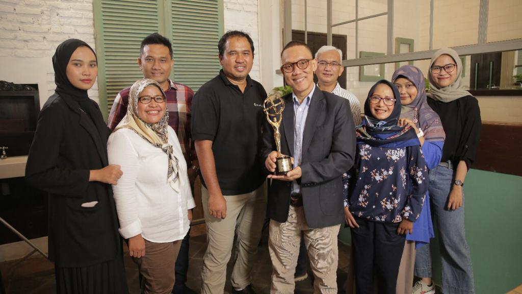 CEO Cakraflash Wahju Alianto bersama sejumlah tim CakraFlash