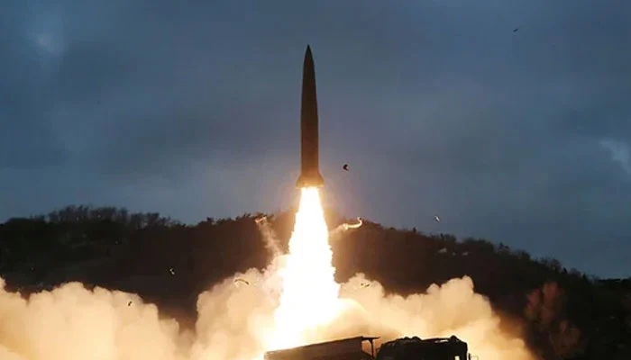 Korea Utara telah menembakkan dua rudal balistik jarak menengah ke laut lepas pantai timur Semenanjung Korea.