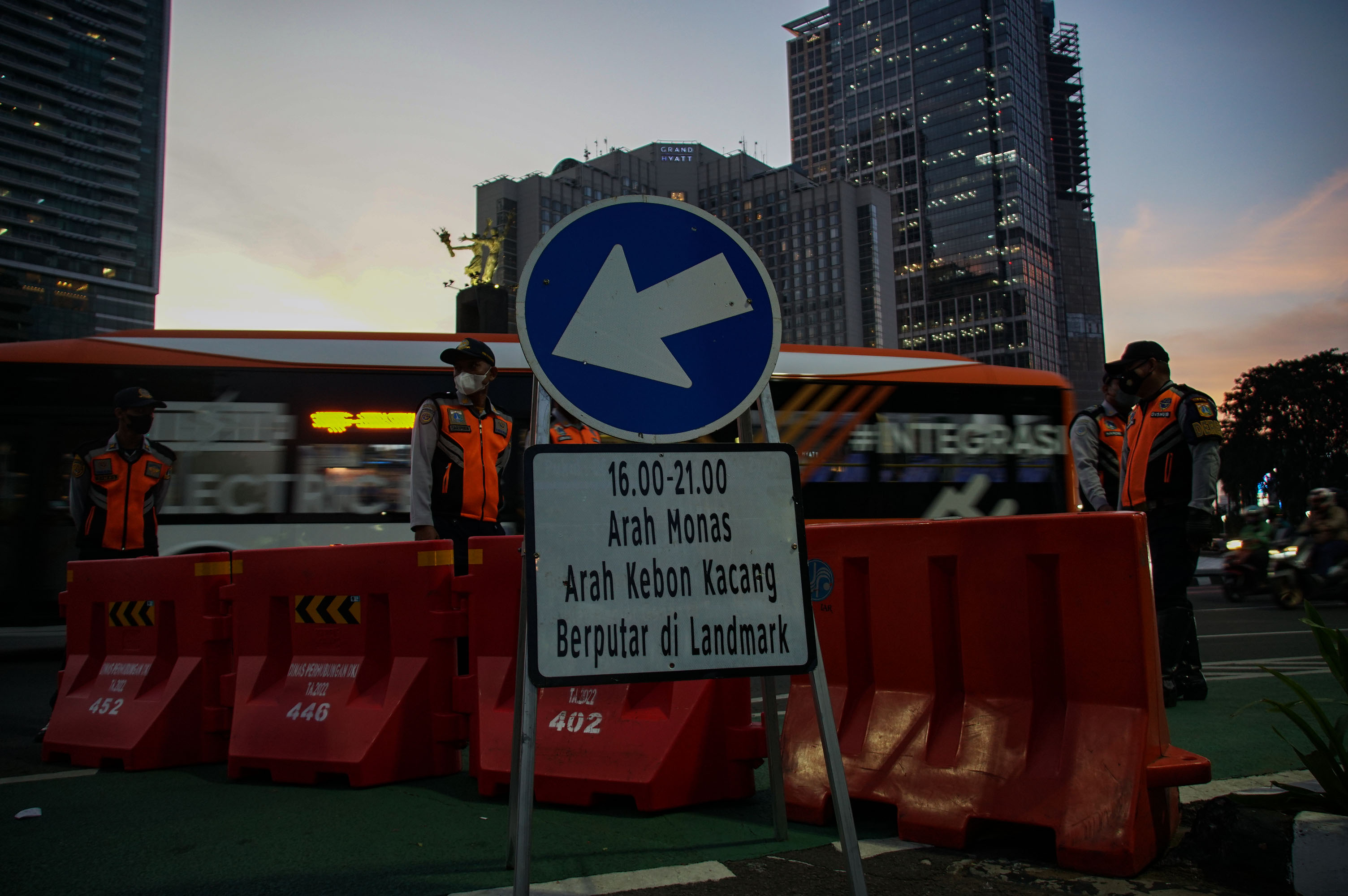 Dinas Perhubungan DKI Jakarta melakukan rekayasa lalu lintas di sepanjang Jalan Sudirman-MH Thamrin, Jakarta Pusat.