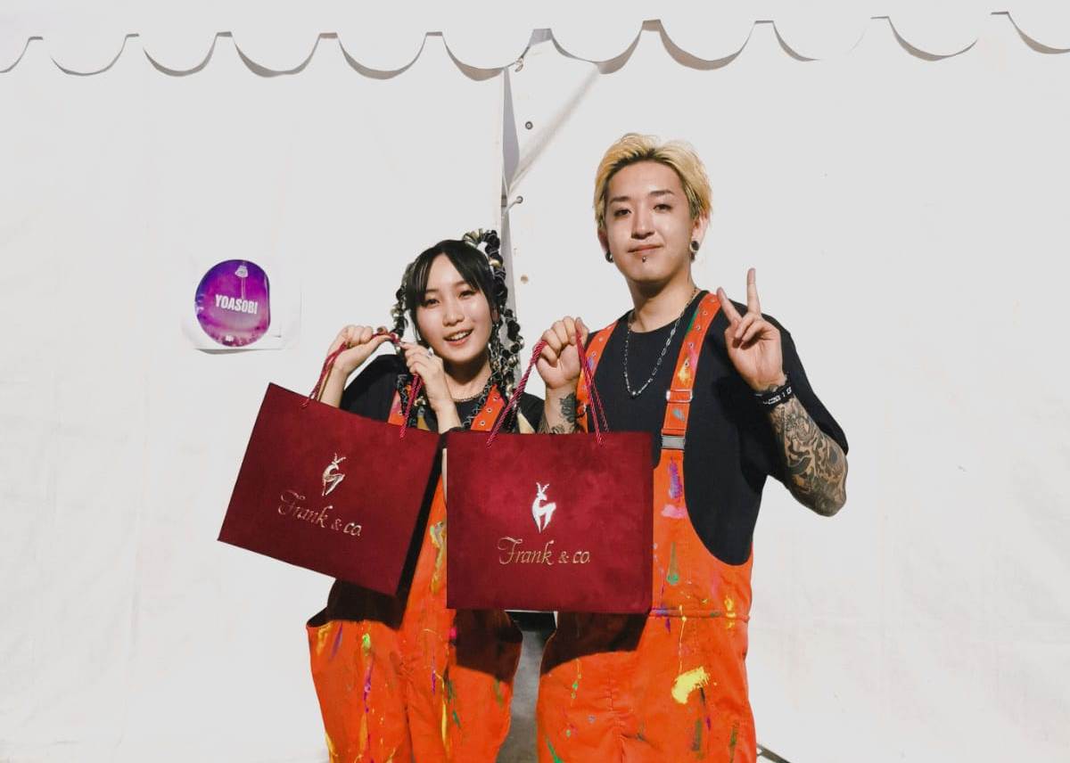 Duet penyanyi Ayase dan Ikura dari YOASOBI turut memeriahkan  festival musik Jakarta Head in the Clouds (HITC) 2022.