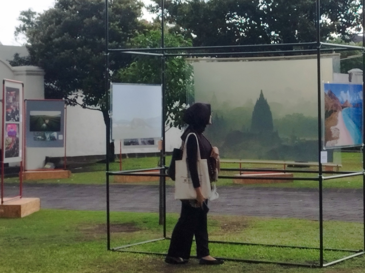 Warag melihat ameran fotografi jurnalistik bertajuk Bangkit Menuju Endemi featuring Jawimajinasi Roadshow di Museum Benteng Vredeburg, DIY, 