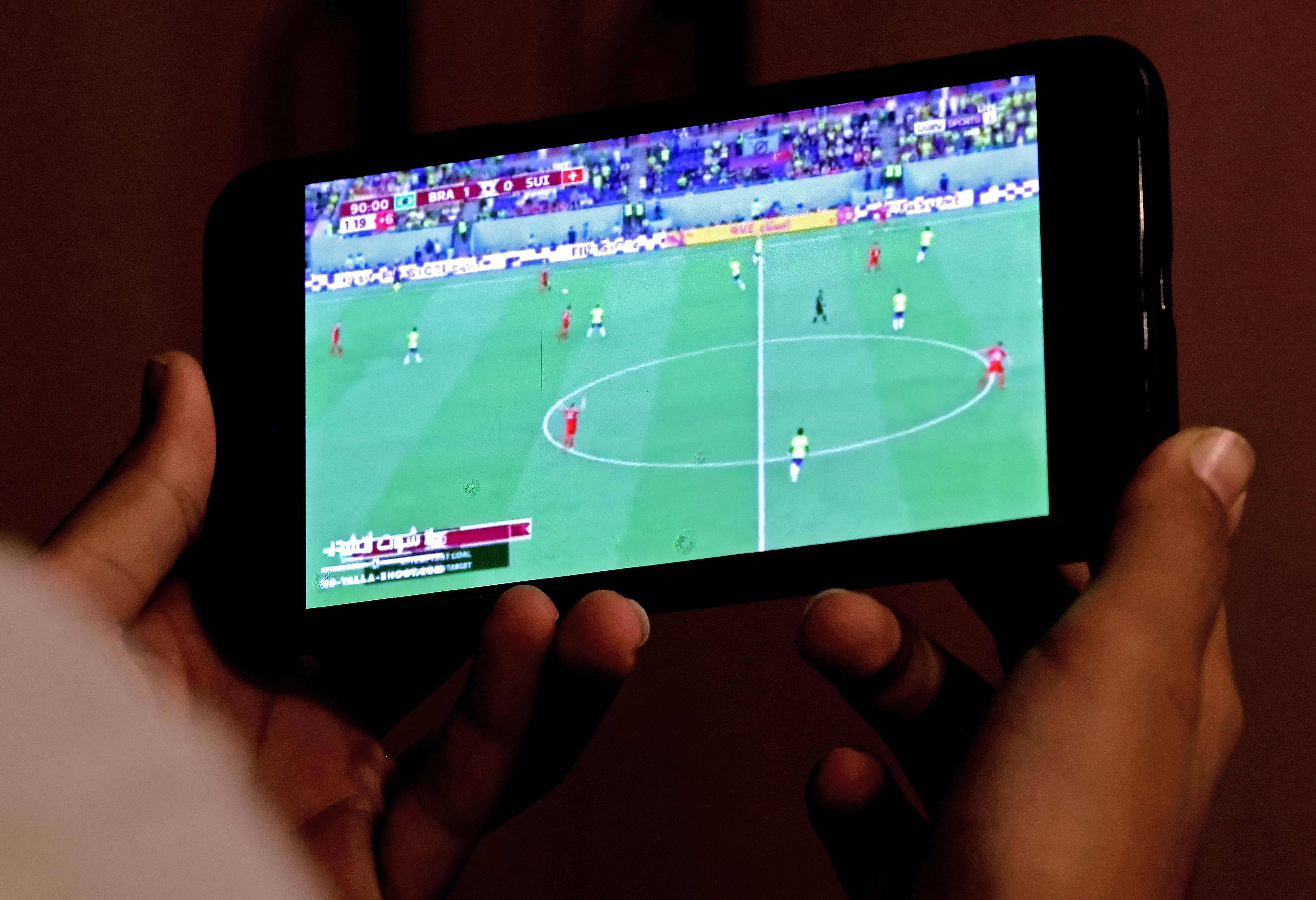 Seorang penggemar sepak bola menonton pertandingan Swiss melawan Brazil di ajang Piala Dunia Qatar 2022.