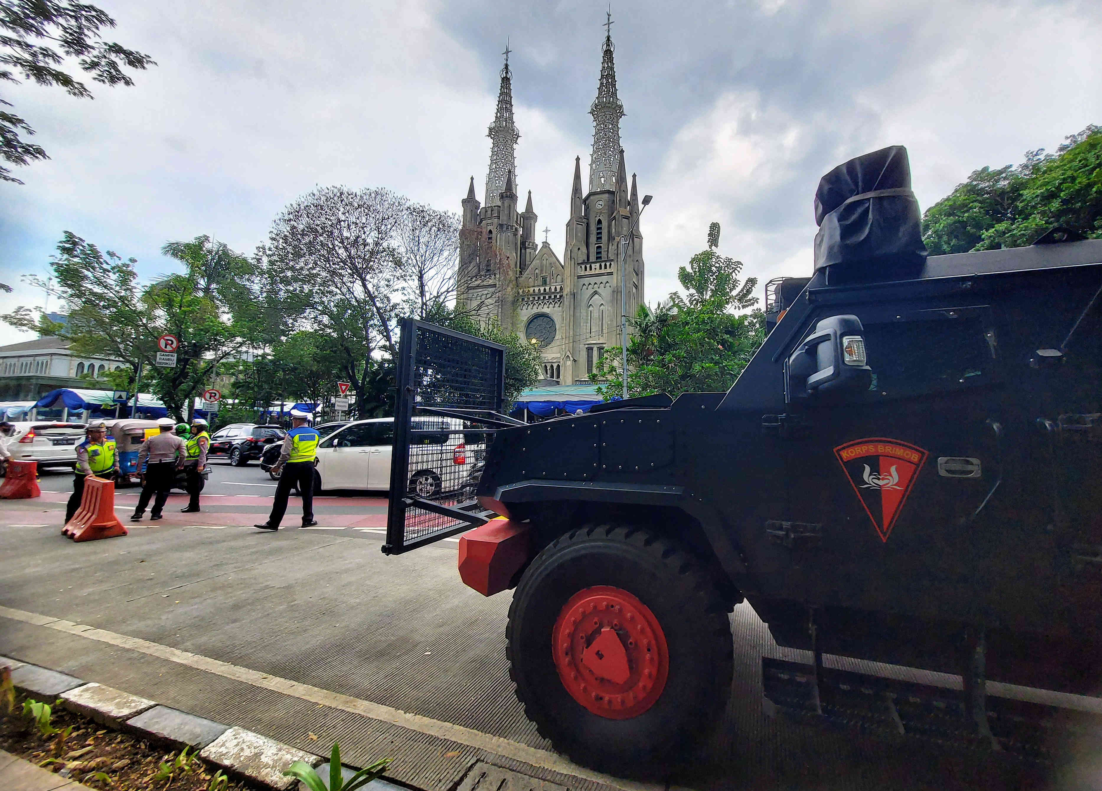 Pengamanan ibadah natal di Gereja Katedral, Jakarta.