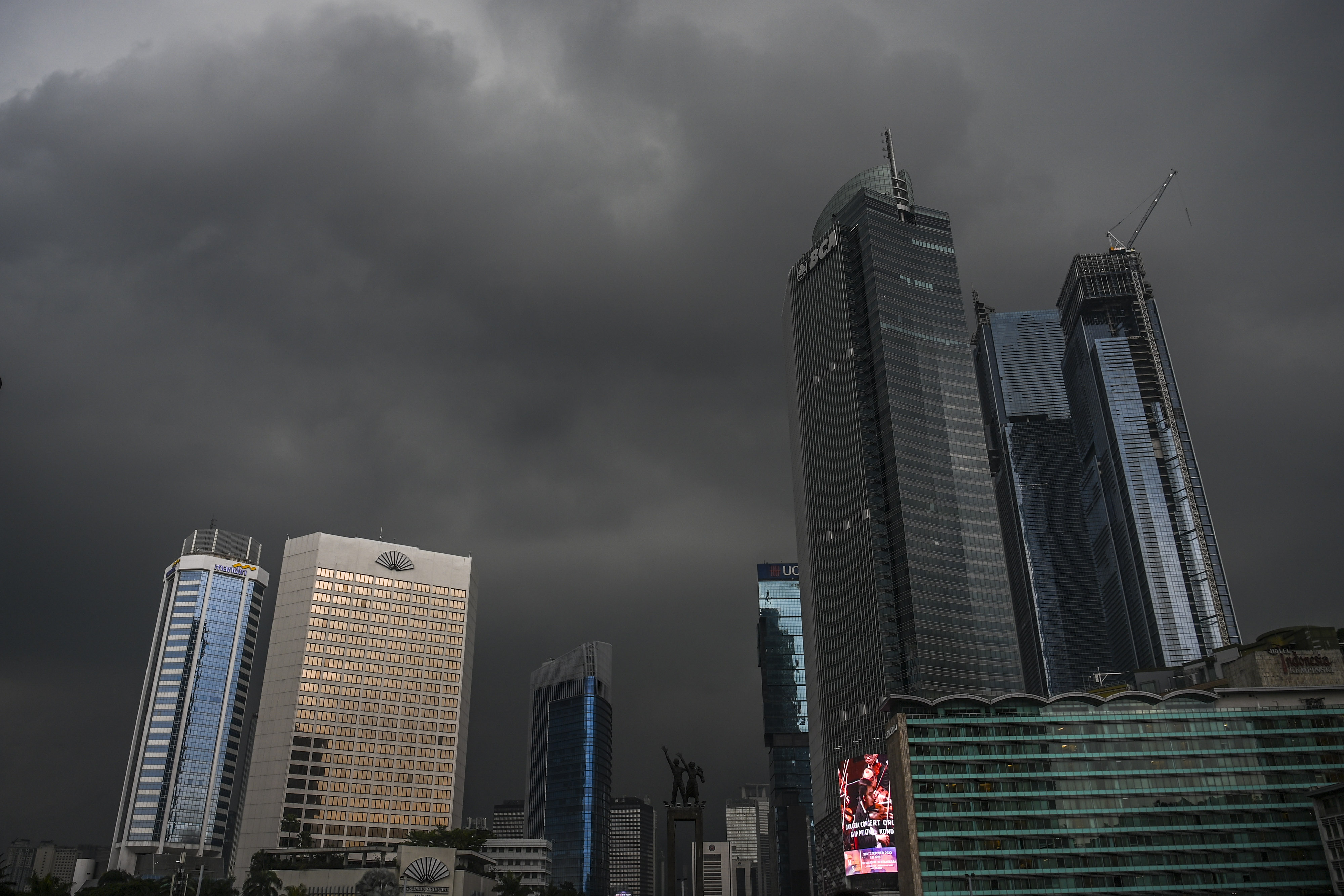 Mendung menyelimuti kawasan Bundaran Hotel Indonesia di Jakarta, beberapa waktu lalu. Warga diimbau mewaspadai cuaca ekstrem.