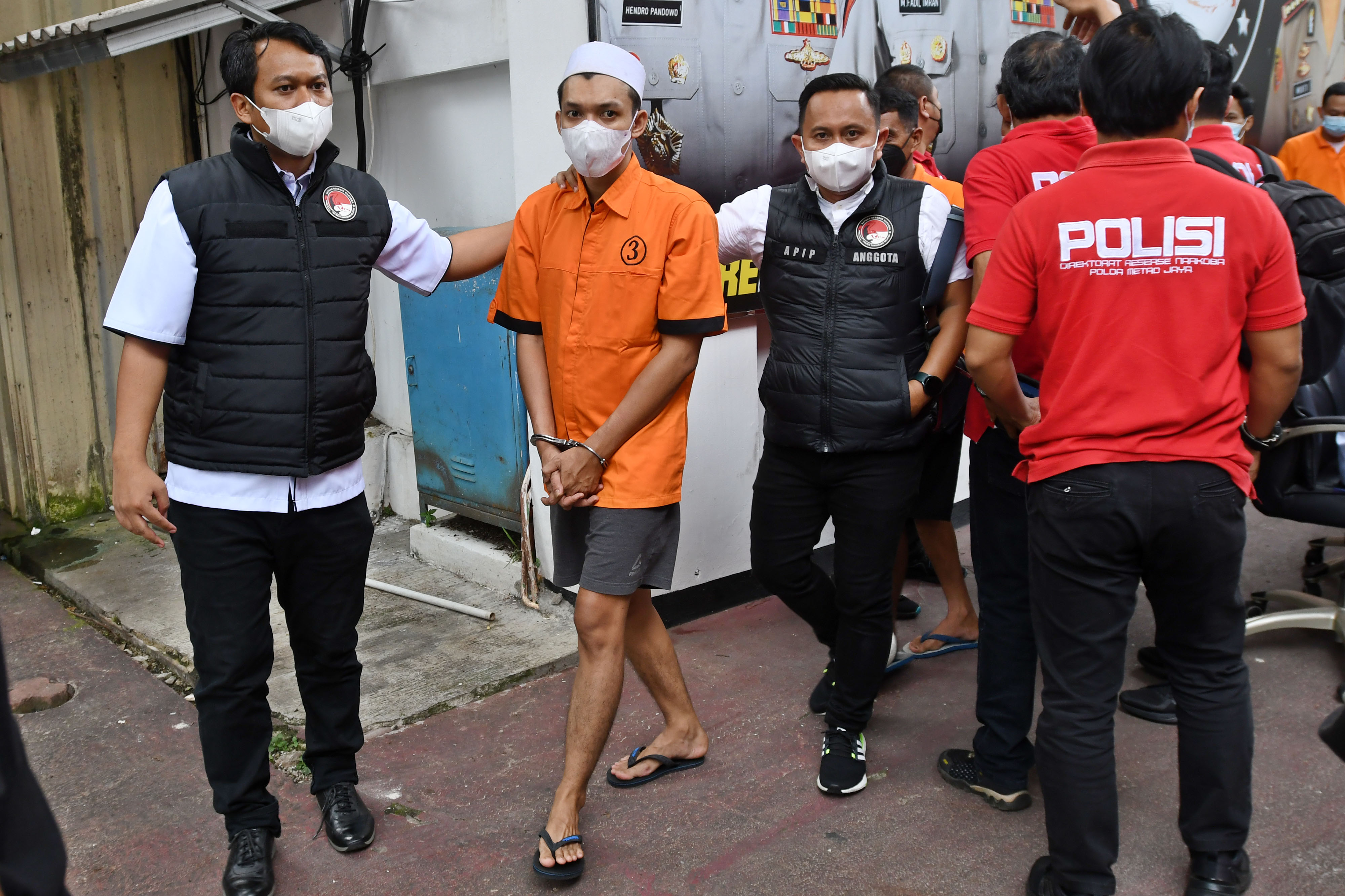 Polisi menggiring salah satu tersangka dalam pengungkapan kasus hasil Operasi Nila Jaya.