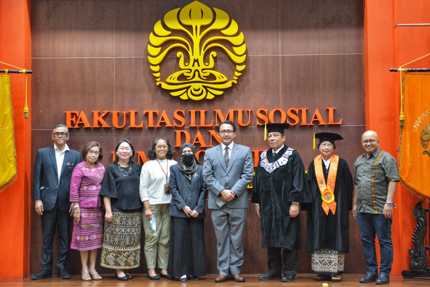 Rocky Prasetyo Jati berfoto bersama seusuai sidang promosi doktor di Auditorium Juwono Sudarsono FISIP, Universitas Indonesia, Depok. 