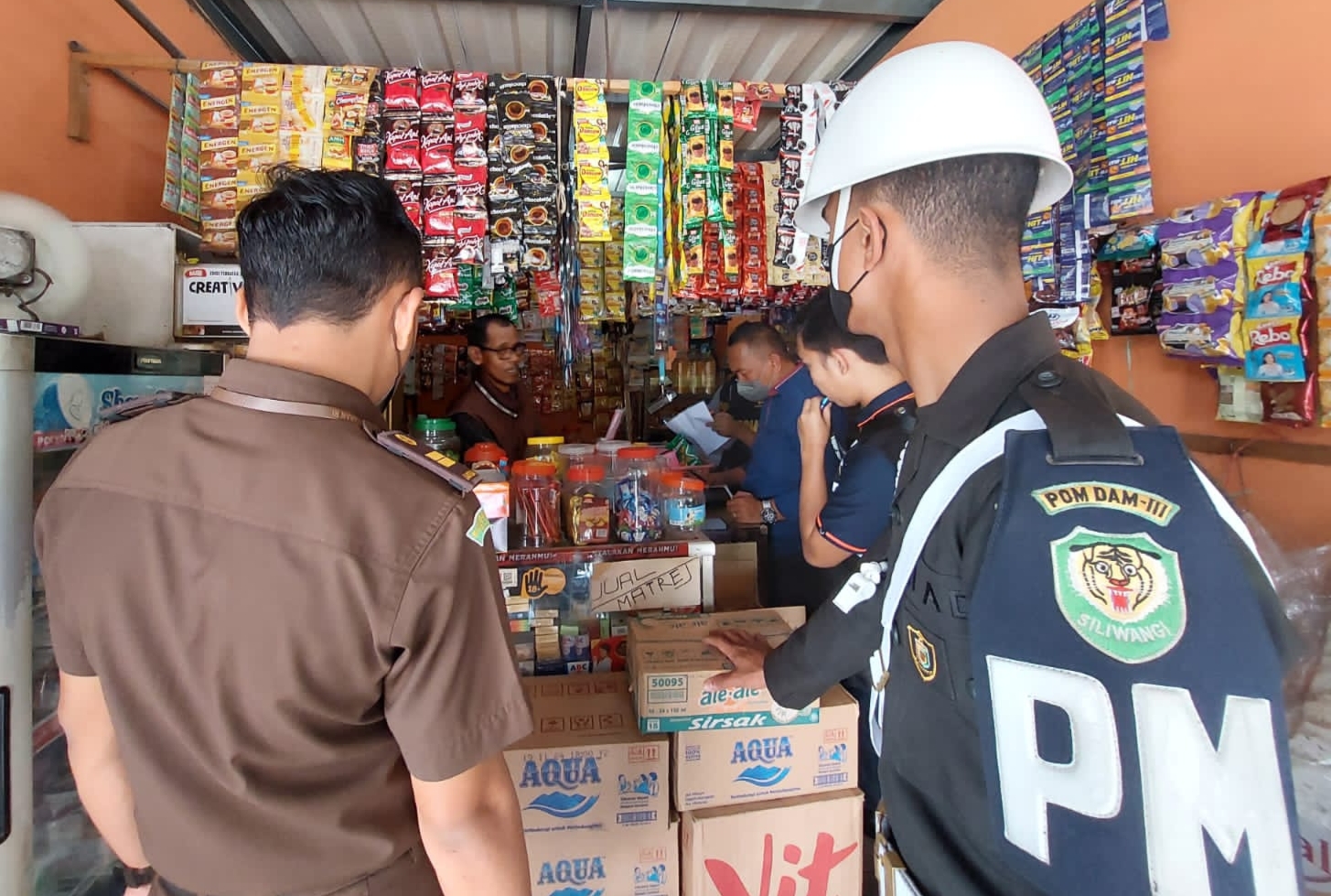 Petugas gabungan mendatangi toko dan warung yang menjual rokok ilegal di Kota Cimahi.