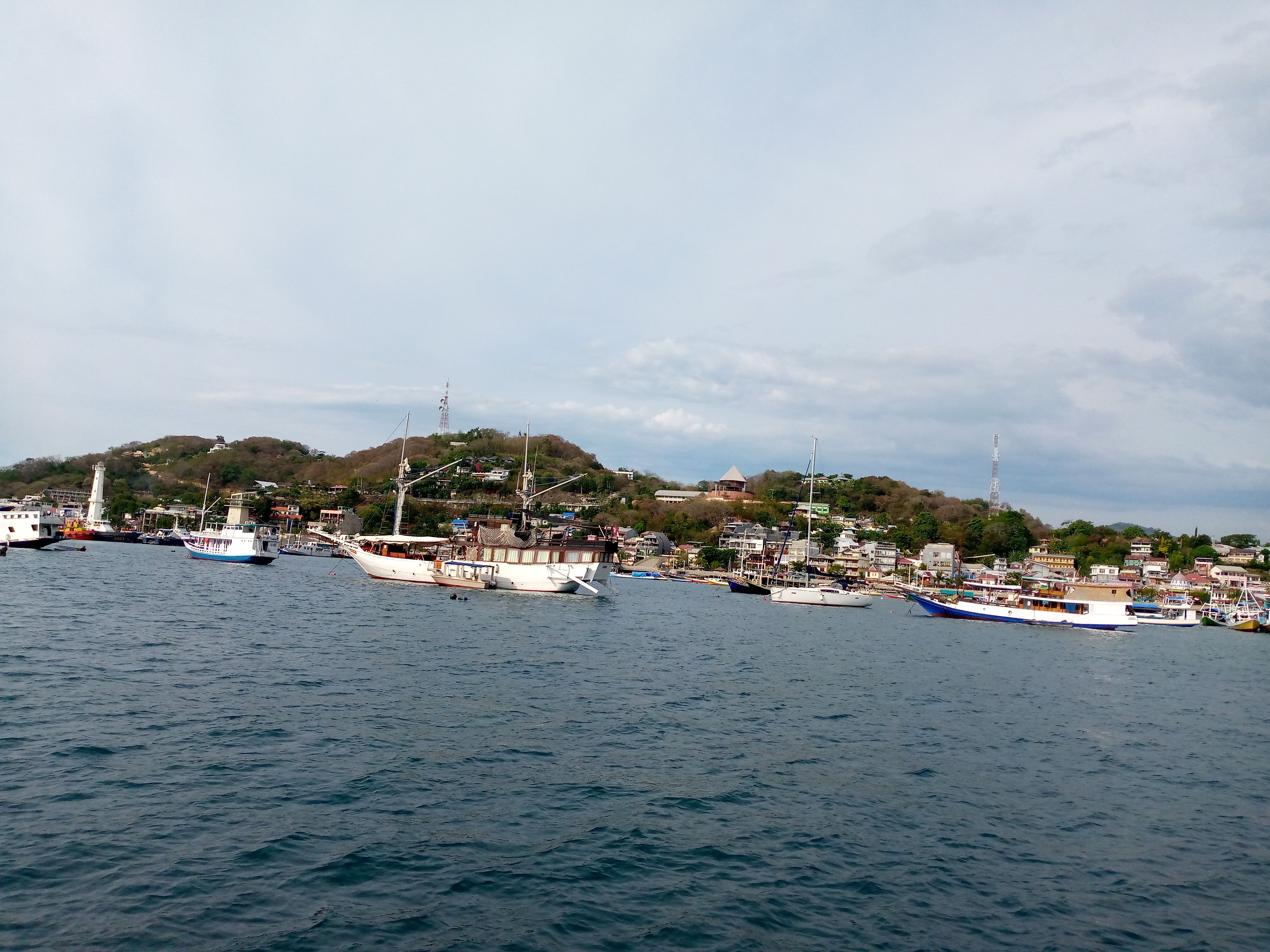 Kapal wisata berlayar di perairan Labuan Bajo.