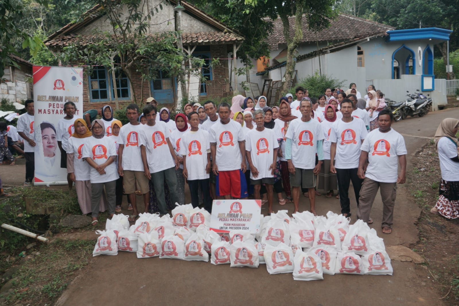 'Relawan Puan Peduli Masyarakat' dengan membagikan ratusan paket sembako kepada warga kurang mampu di Batang, Jawa Tengah. 
