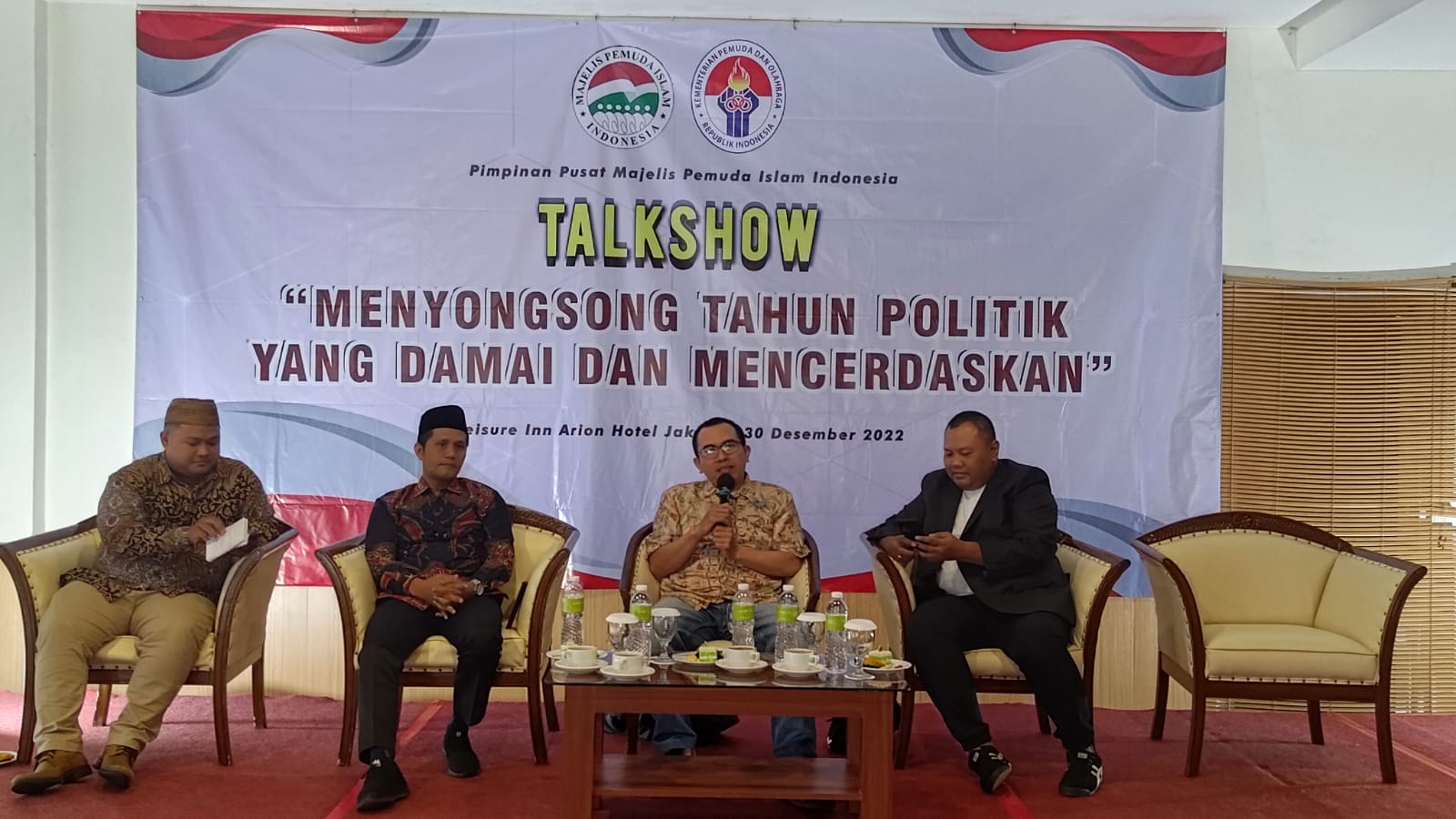 Talkshow bertema “Menyongsong Tahun Baru Politik yang Damai dan Mencerdaskan