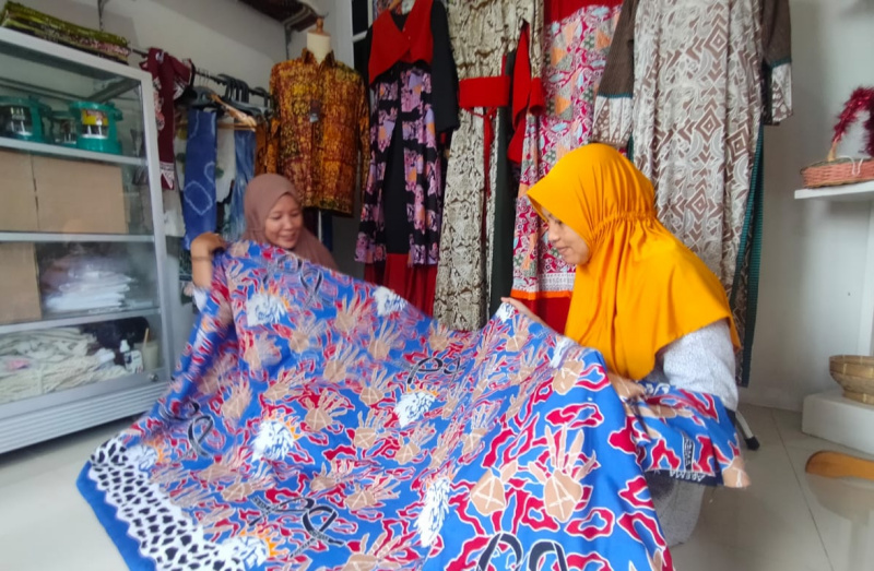 Pembatik di sanggar Batik Lintang, Desa Ngijo, sedang mengerjakan batik motif Tragedi Kanjuruhan