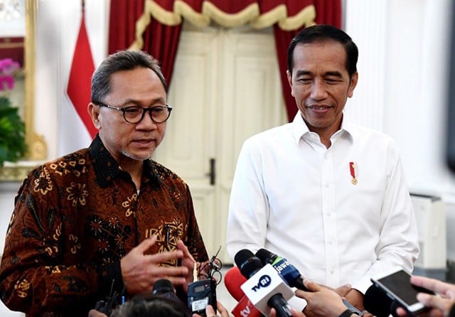 Presiden Joko Widodo (kanan) dan Memdag Zulkifli Hasan