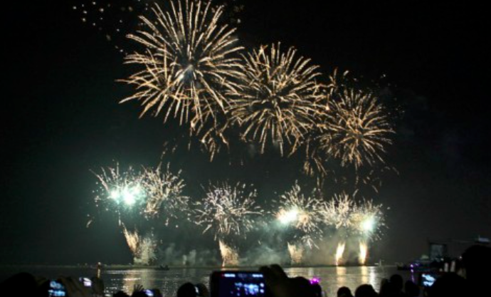 Suasana pesta kembang api tahun baru