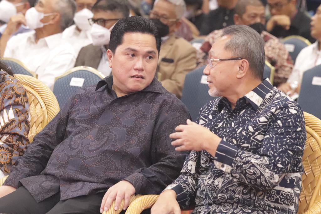 Menteri BUMN Erick Thohir (kiri) dan Mendag Zulkifli Hasan